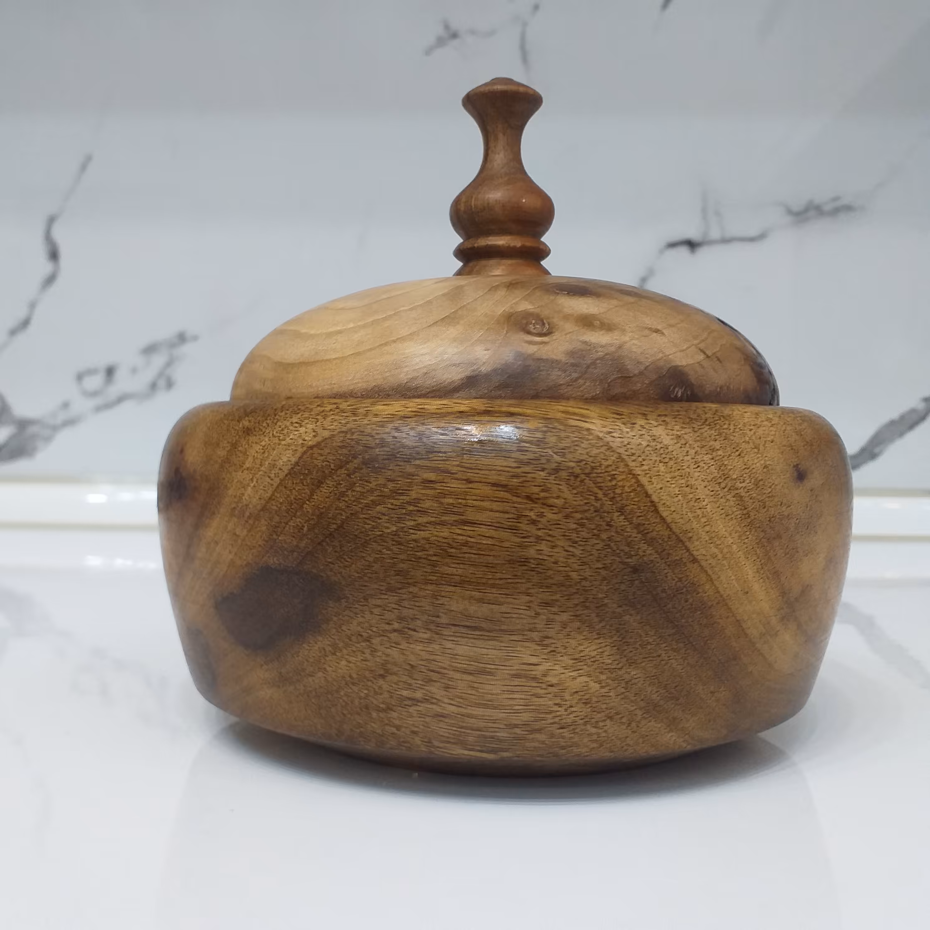 شکلات خوری یا آجیل خوری از سری ظروف خراطی ساخته شده با چوب خرمالو و درب گردو