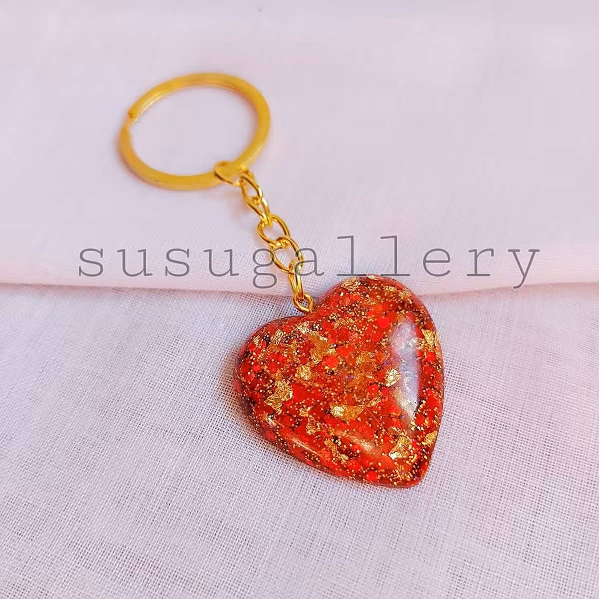 جاکلیدی قلب قرمز اکلیلی با تکه های ورق طلا مناسب کادوی عاشقانه