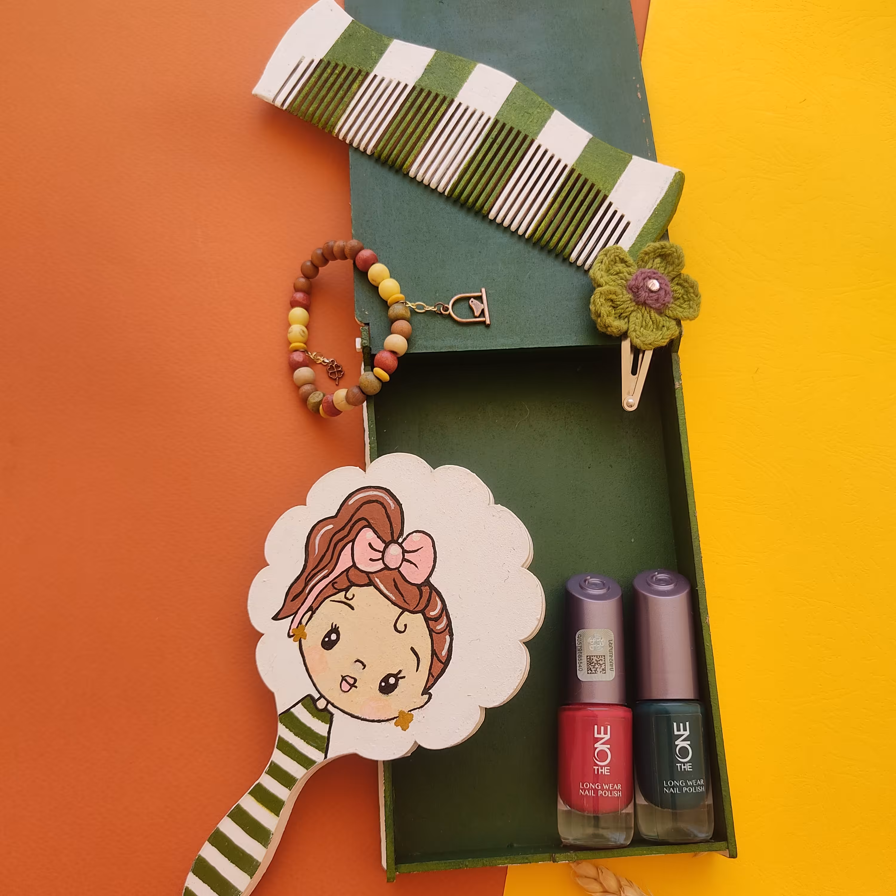 ست آینه و شانه و جعبه چوبی نقاشی شده و ضد آب 