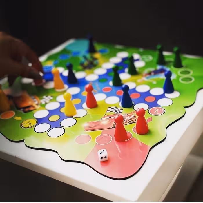 منچ و مارپله چوبی  در ابعاد 34در 34 به همراه مهره ه و تاس