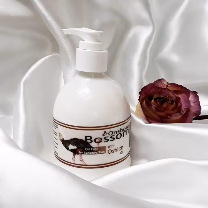 کرم آبرسان بوسوم مدل روغن شترمرغ حجم 250 میلی لیتر