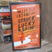 کتاب زبان اصلی The Little Old Lady Who Struck Lucky Again ( پیرزن دوباره شانس می آورد)