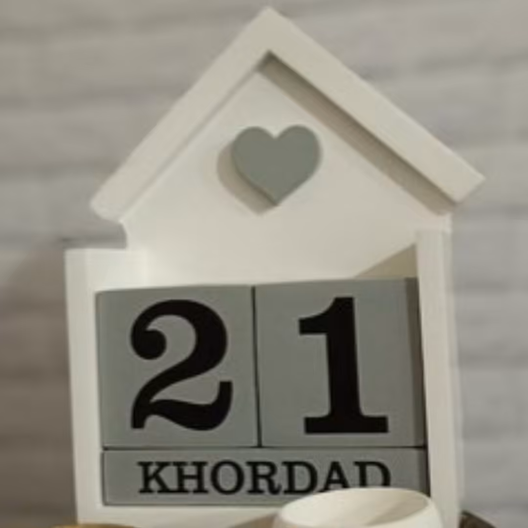 تقویم چوبی کلبه قلبی ( رنگ طوسی )