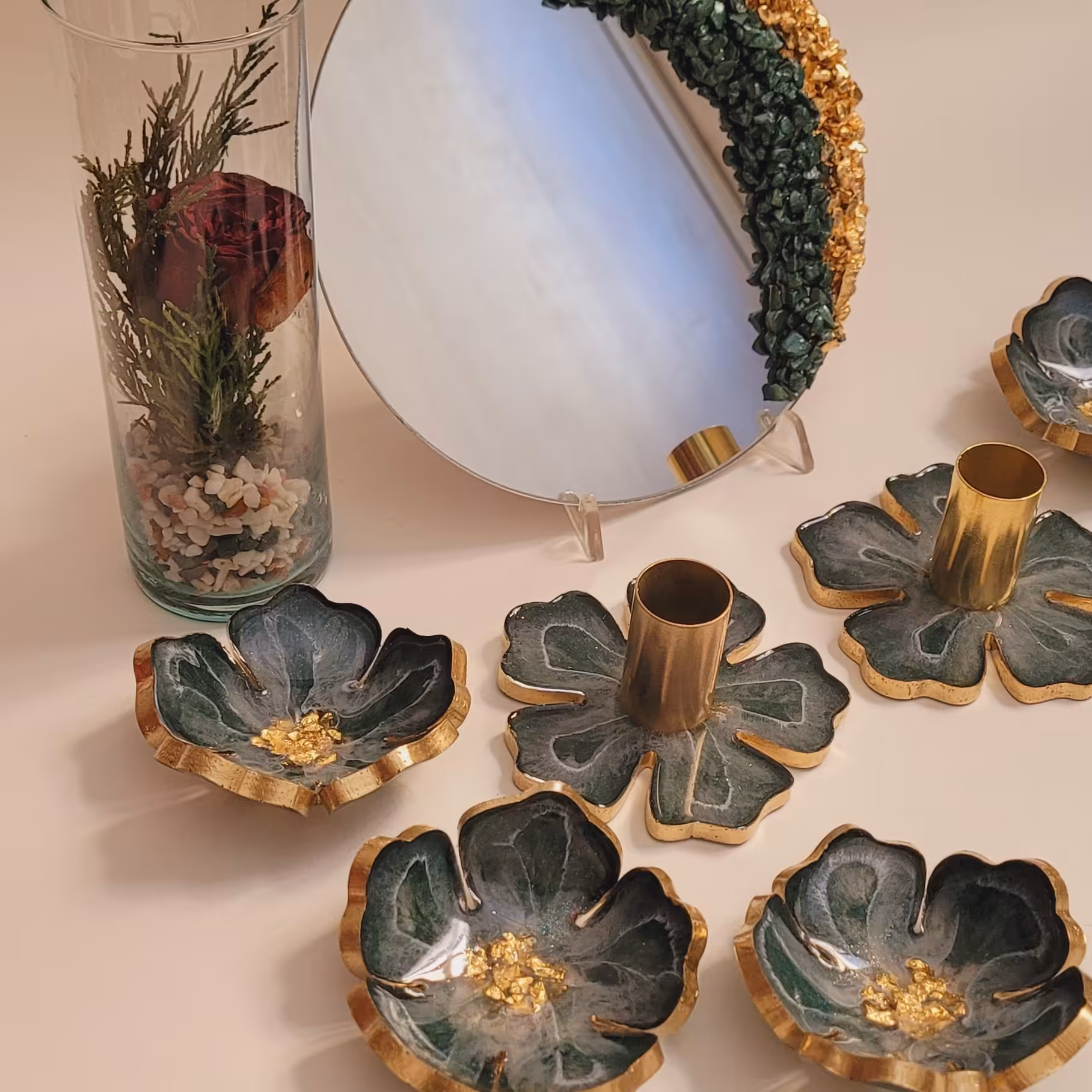 هفت سین رزینی 6عدد کاسه قطر 11 سانت به همراه اینه قطر 20 سانت و دو عدد جاشمعی قطر 11 سانت