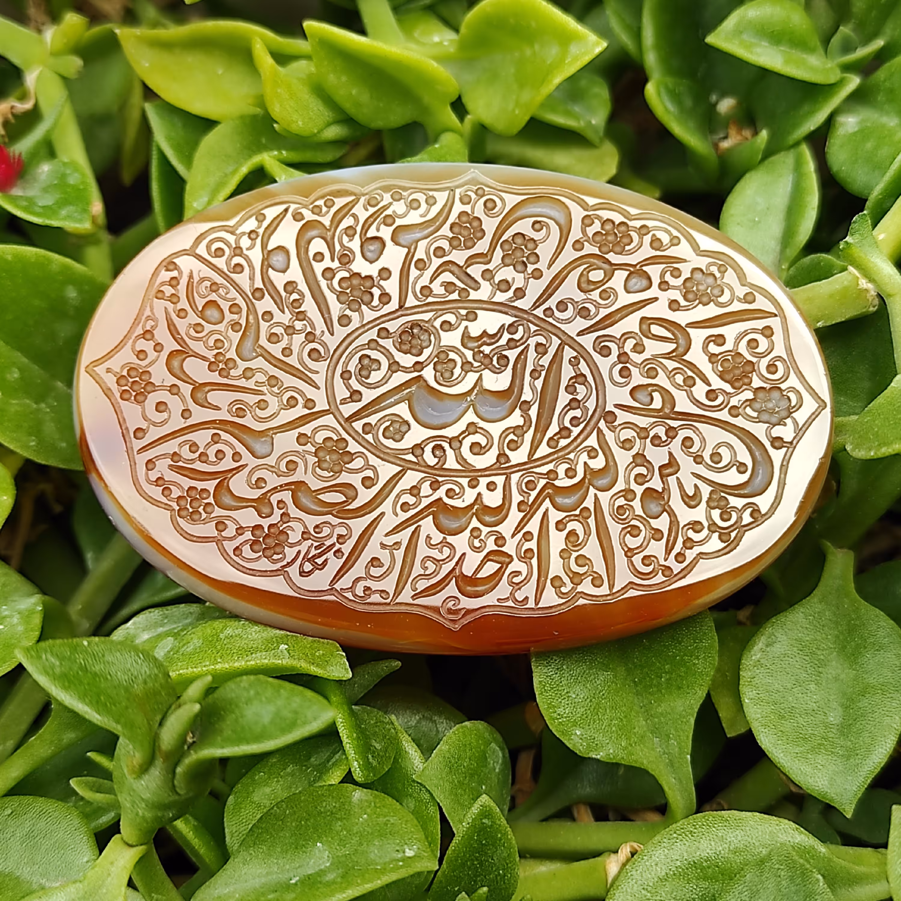 عقیق مدالی حکاکی شده  زرد رنگ