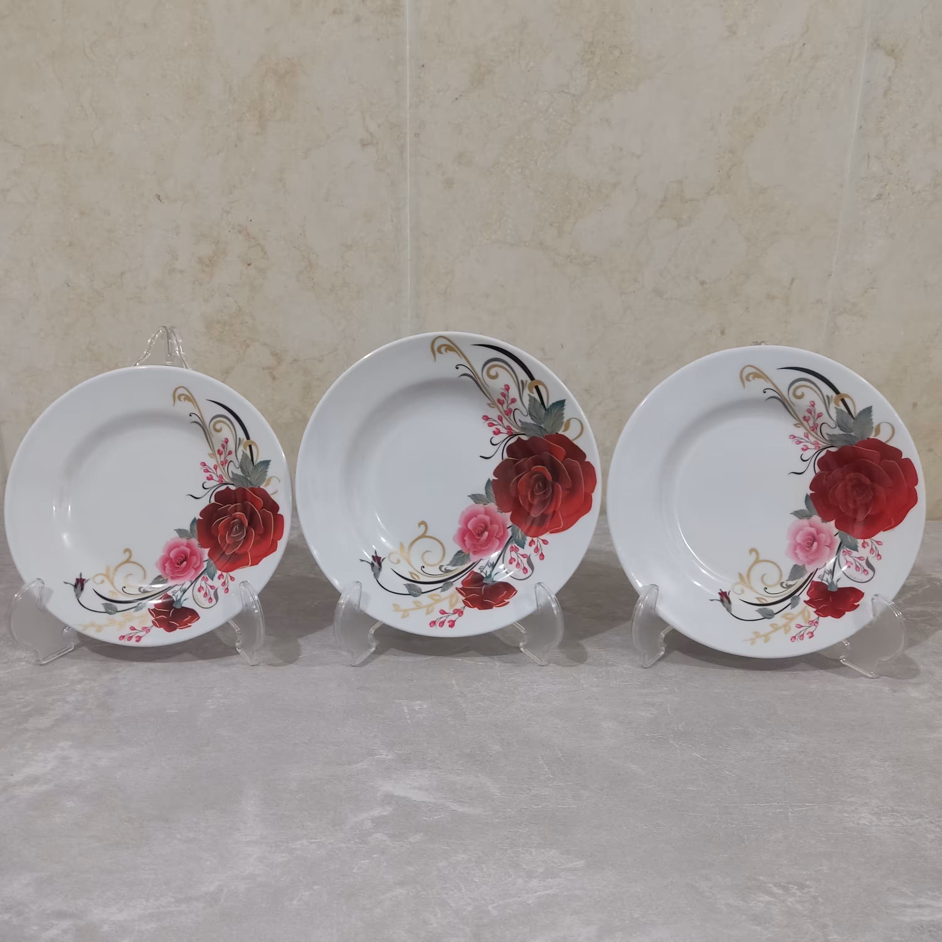 سرویس 18 پارچه ملامین 6تابرنج خوری و6تاخورشت خوری و 6عدد میوه خوری مارک سپید یزد دارای استاندارد ومواد درجه یک طرح قرمز