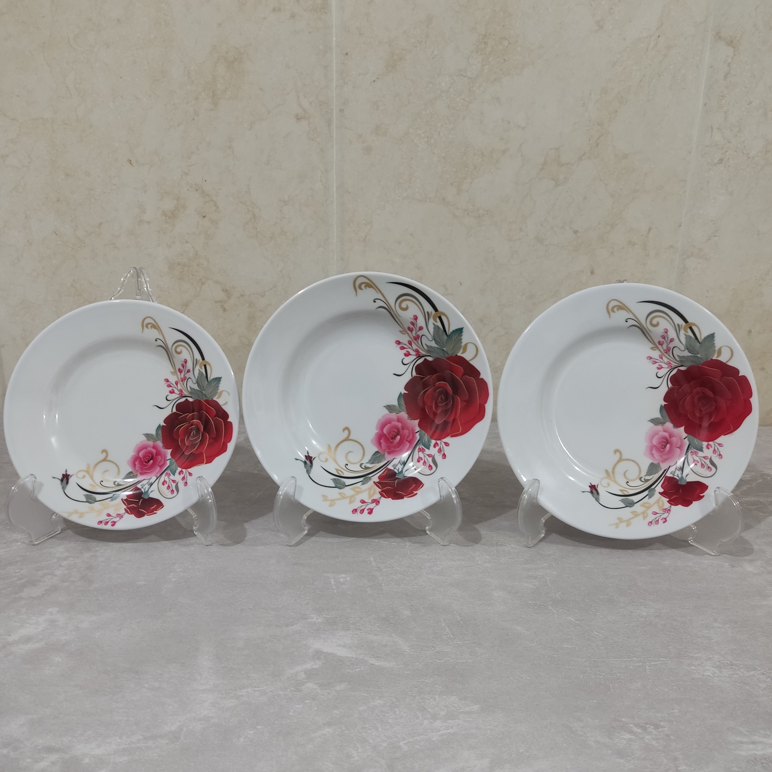 سرویس 18 پارچه ملامین 6تابرنج خوری و6تاخورشت خوری و 6عدد میوه خوری مارک سپید یزد دارای استاندارد ومواد درجه یک طرح قرمز