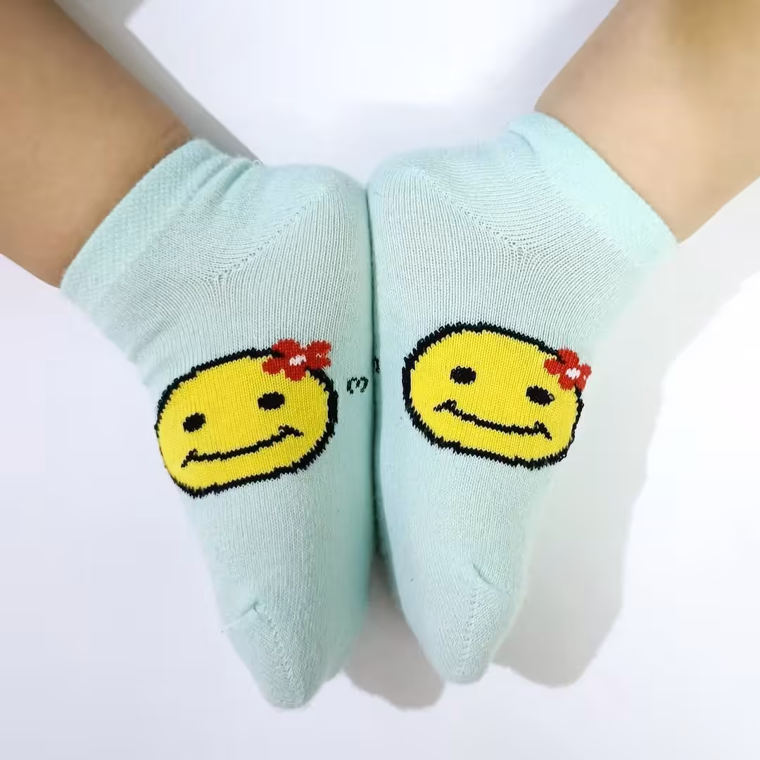 جوراب  نخ پنبه چهارشماره بچگانه استیکری بسیار زیبا و جذاب