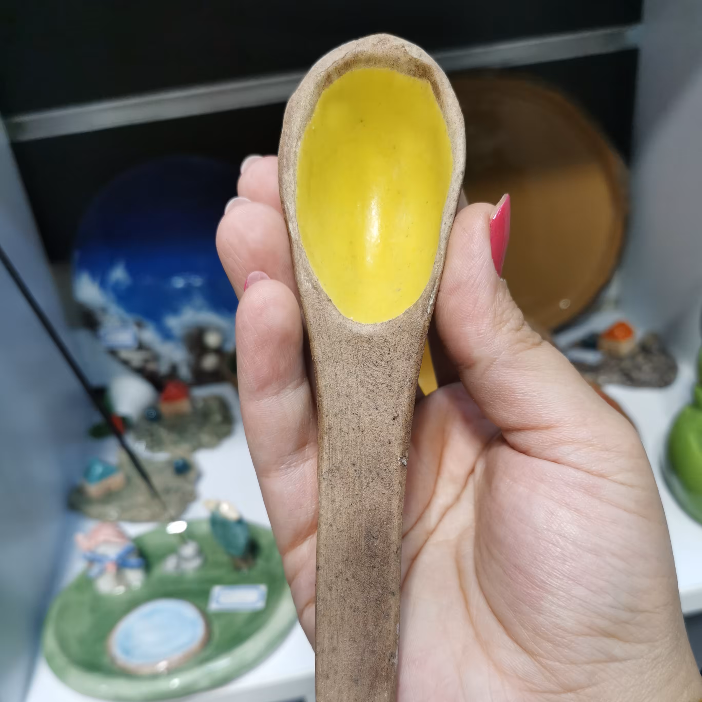 قاشق دفرمه سفالی قابل استفاده در کاسه ماست یا آجیل. 