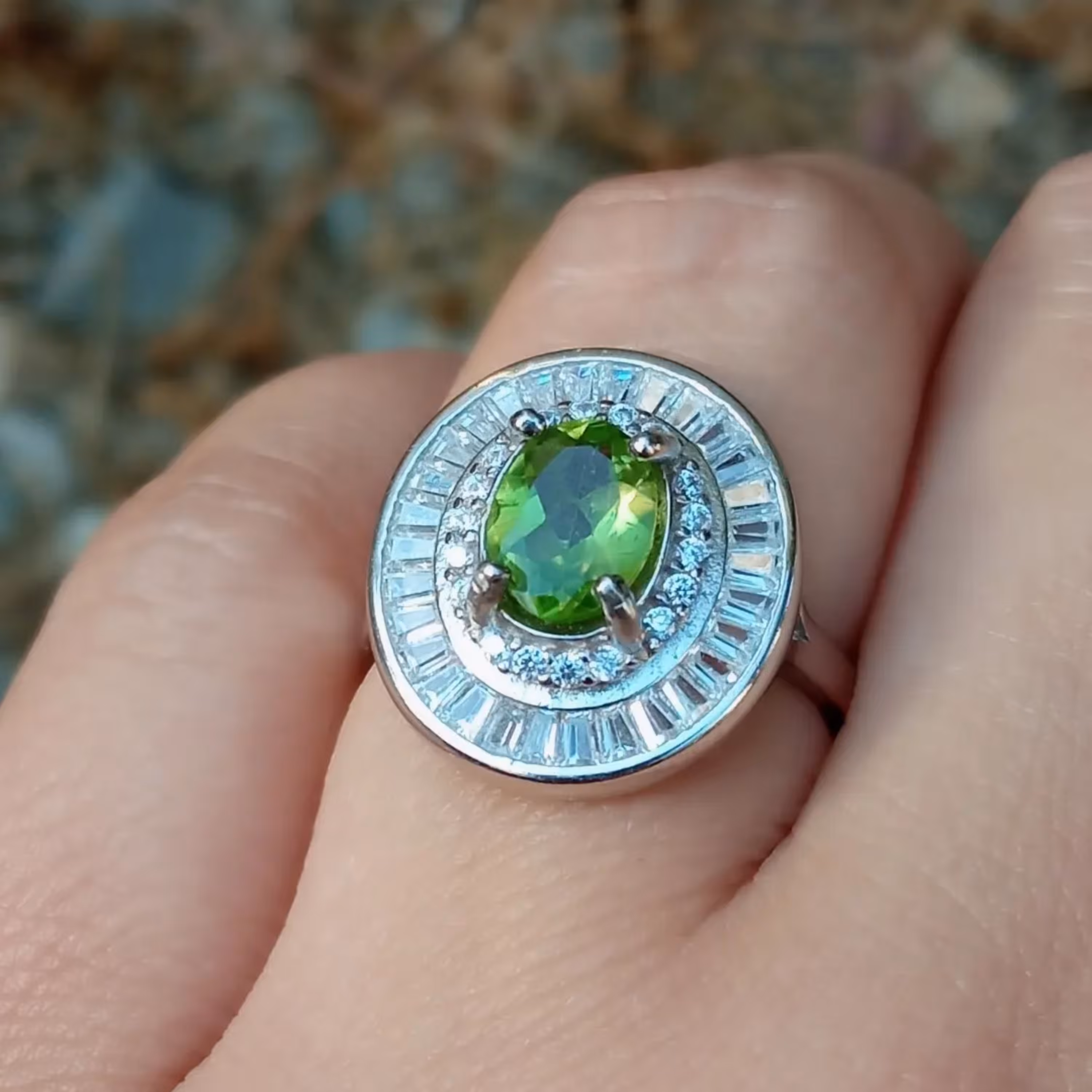 انگشتر نقره زنانه با نگین زبرجد