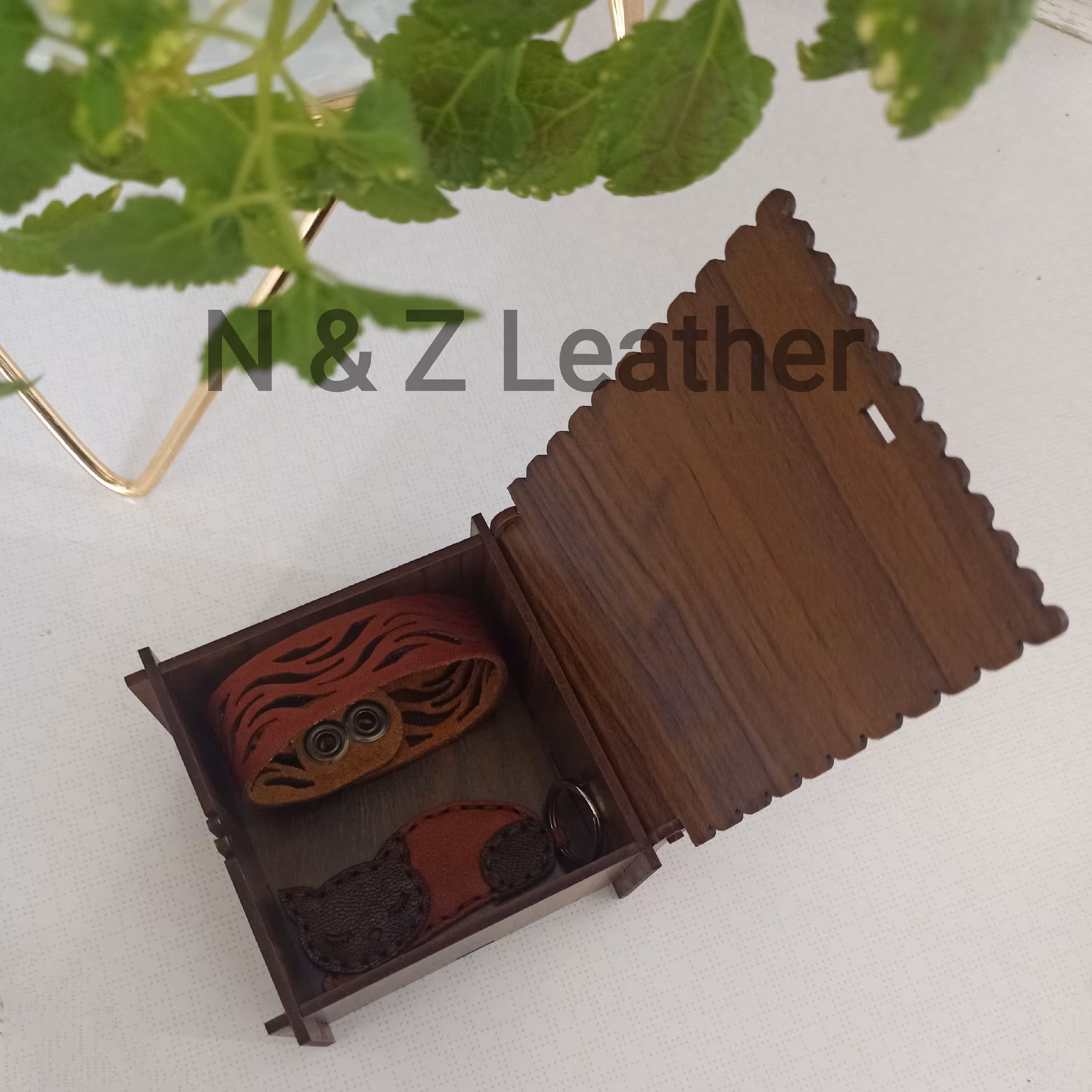 ست دستبند و جا سوئیچی اسپرت مناسب خانمها و آقایان و قابل تنظیم در دو سایز همراه با جعبه چوبی کادویی