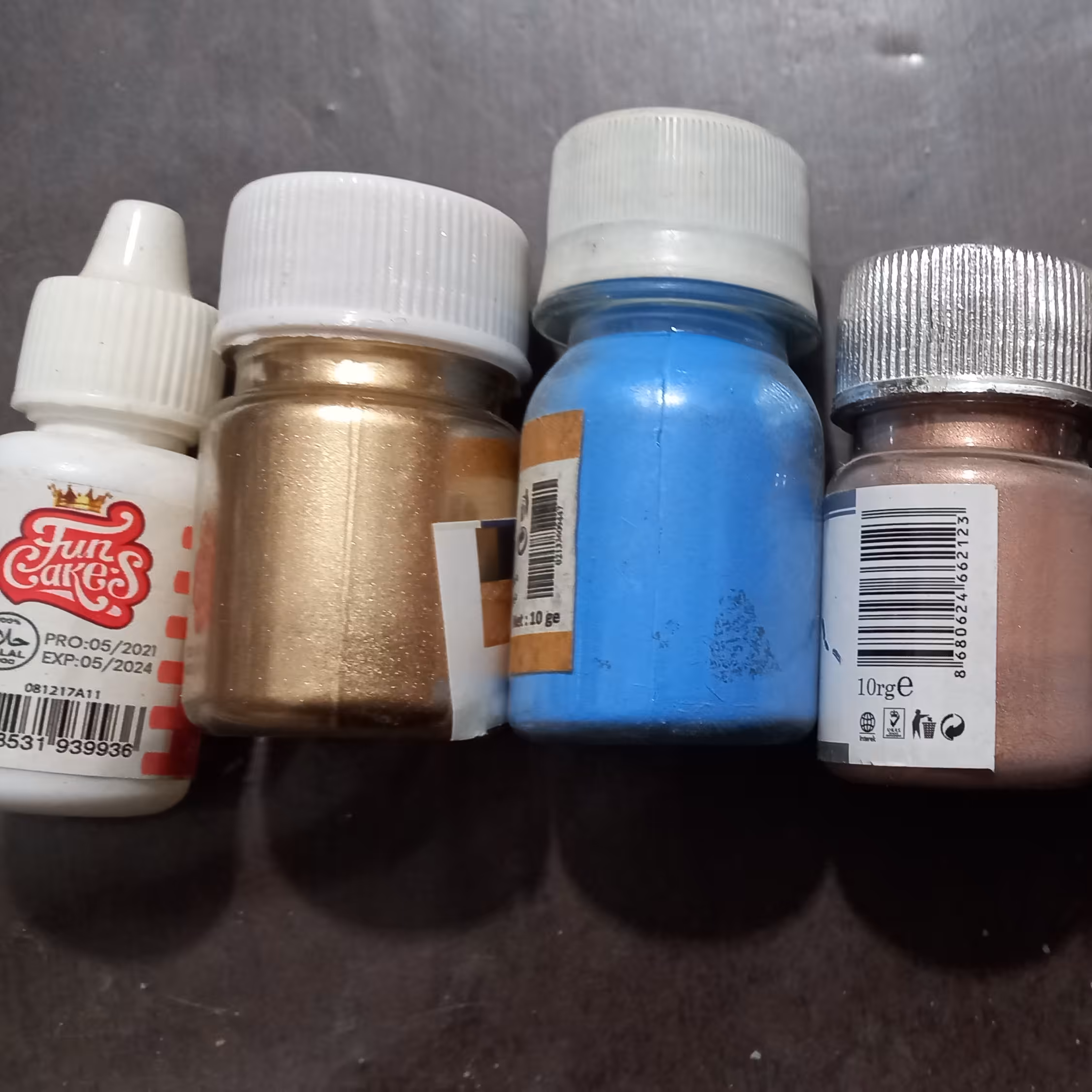 انواع اکلیل خوراکی به همراه یک حلال الکل خوراکی در رنگ های طلایی نقره ای صورتی آبی بژ قرمز  مشکی طوسی بنفش گلبهی 