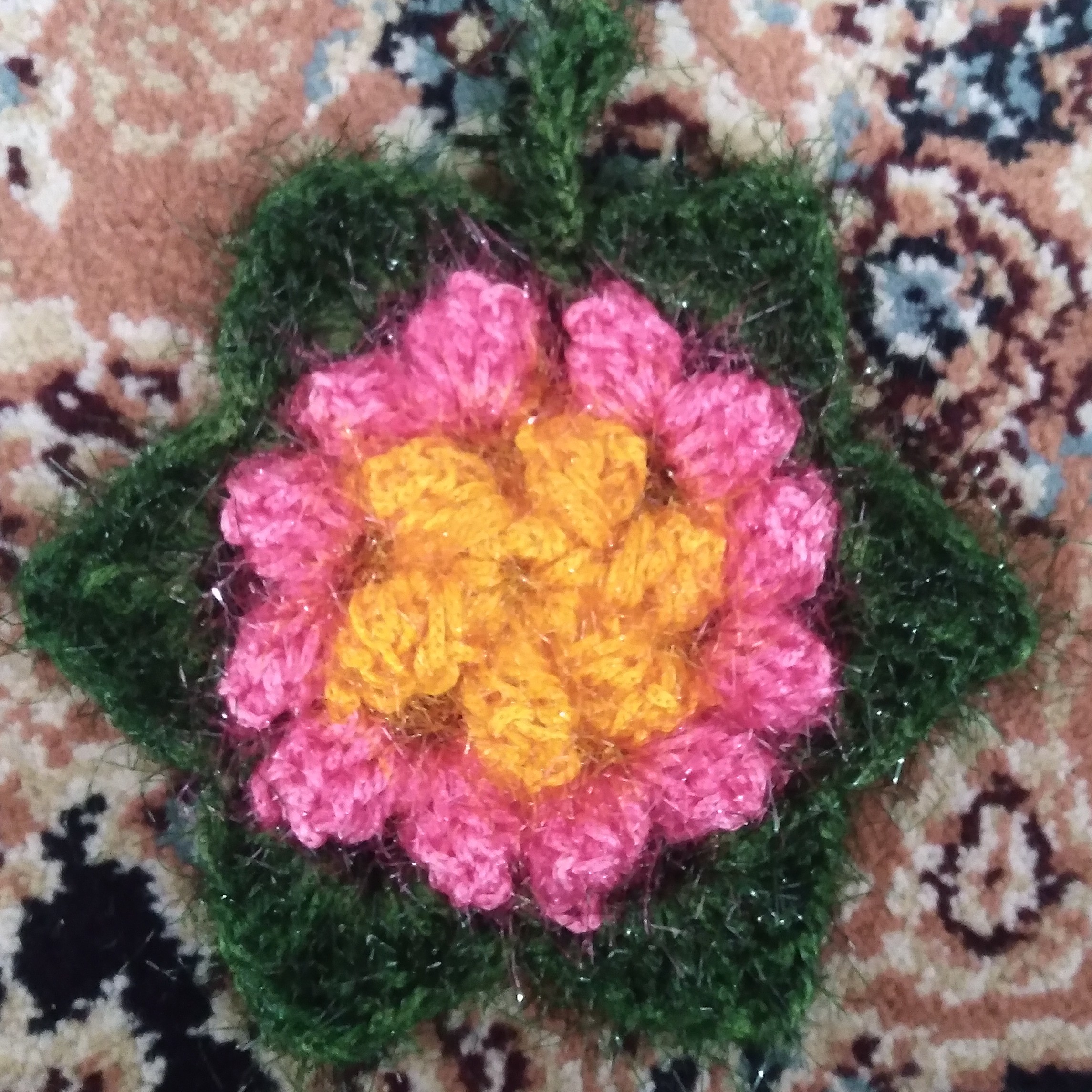 اسکاج بافتنی طرح گل بافته شده با کاموا سوزنی رنگ زرد و سبز و صورتی