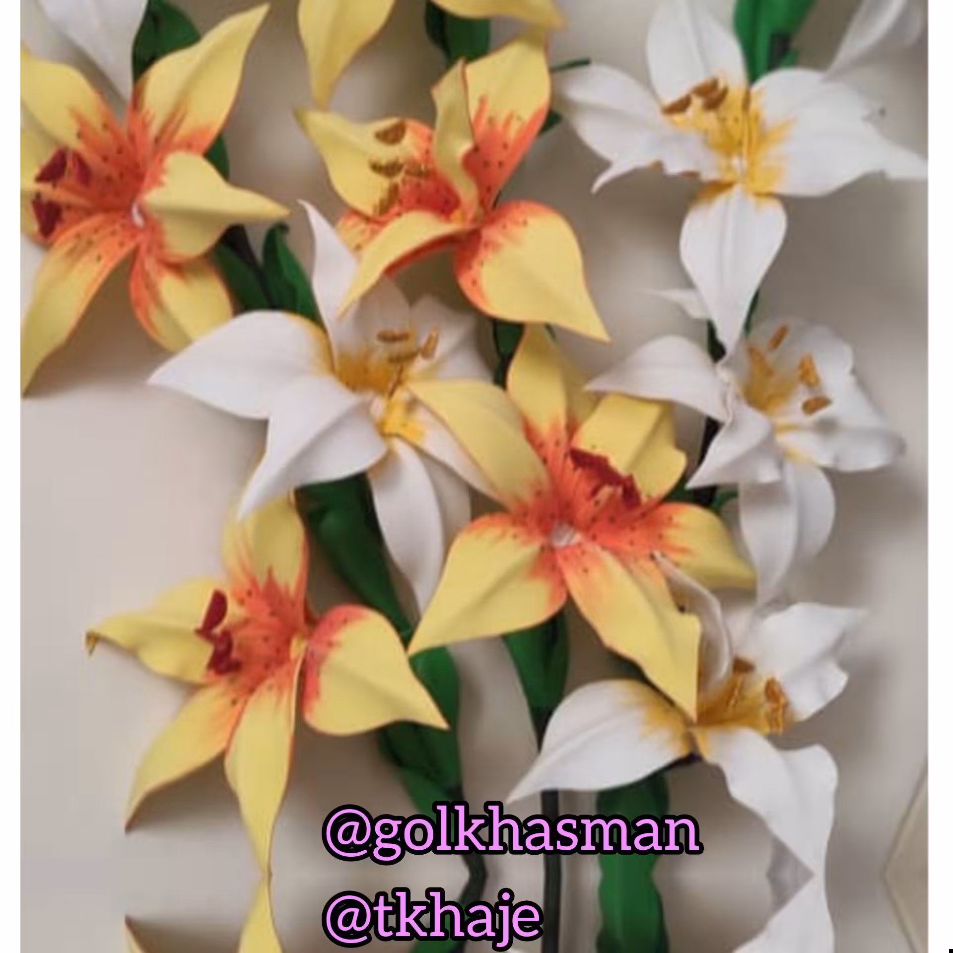 گل کنار مبل گلدون