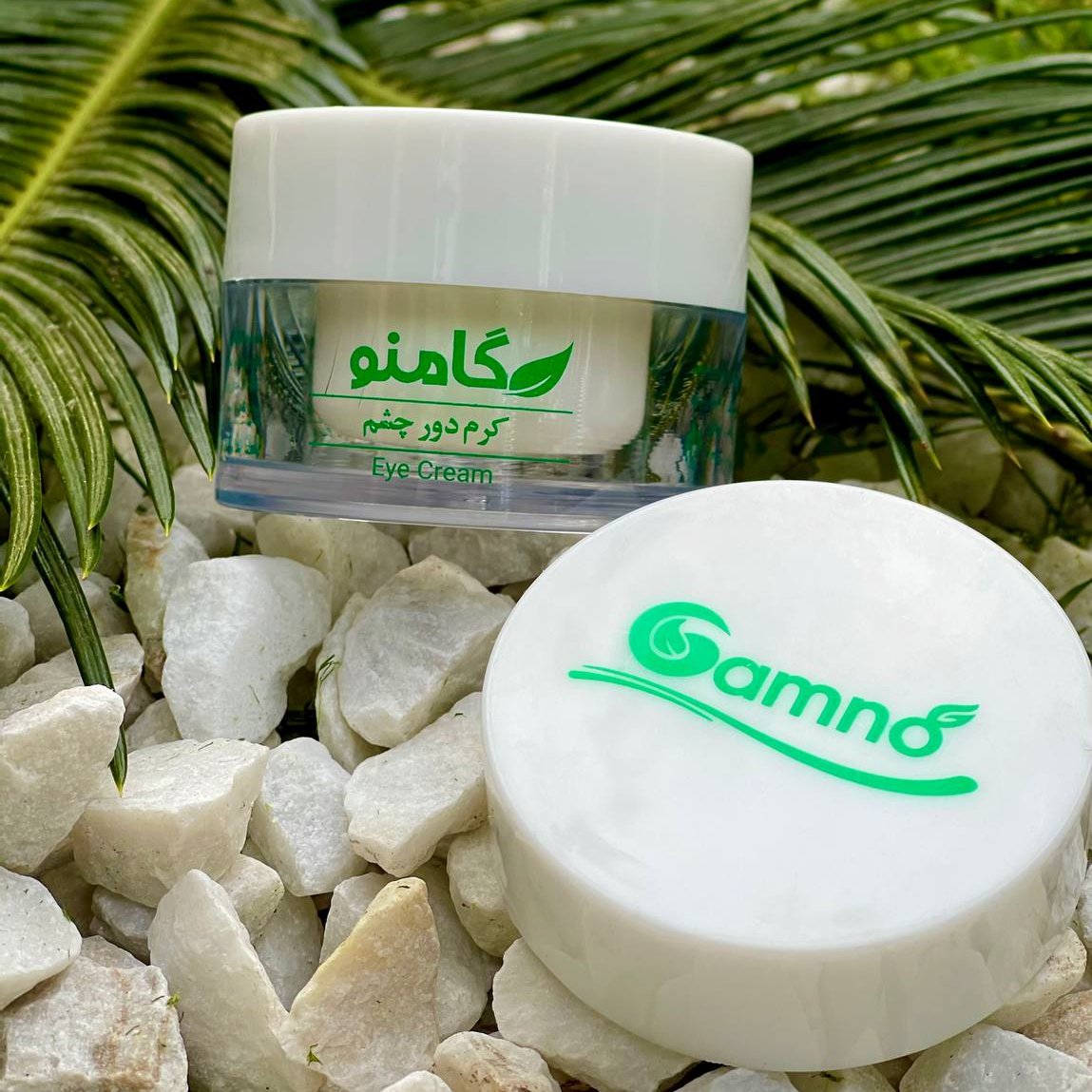 کرم گیاهی دور چشم