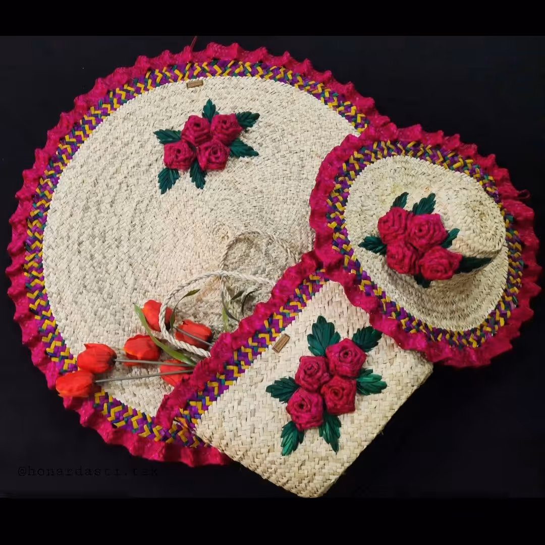 ست حصیری بافت حاشیه دار زیبا و خوشرنگ  با گلهای حصیری زیبا و خاص سفره 80سانتی  