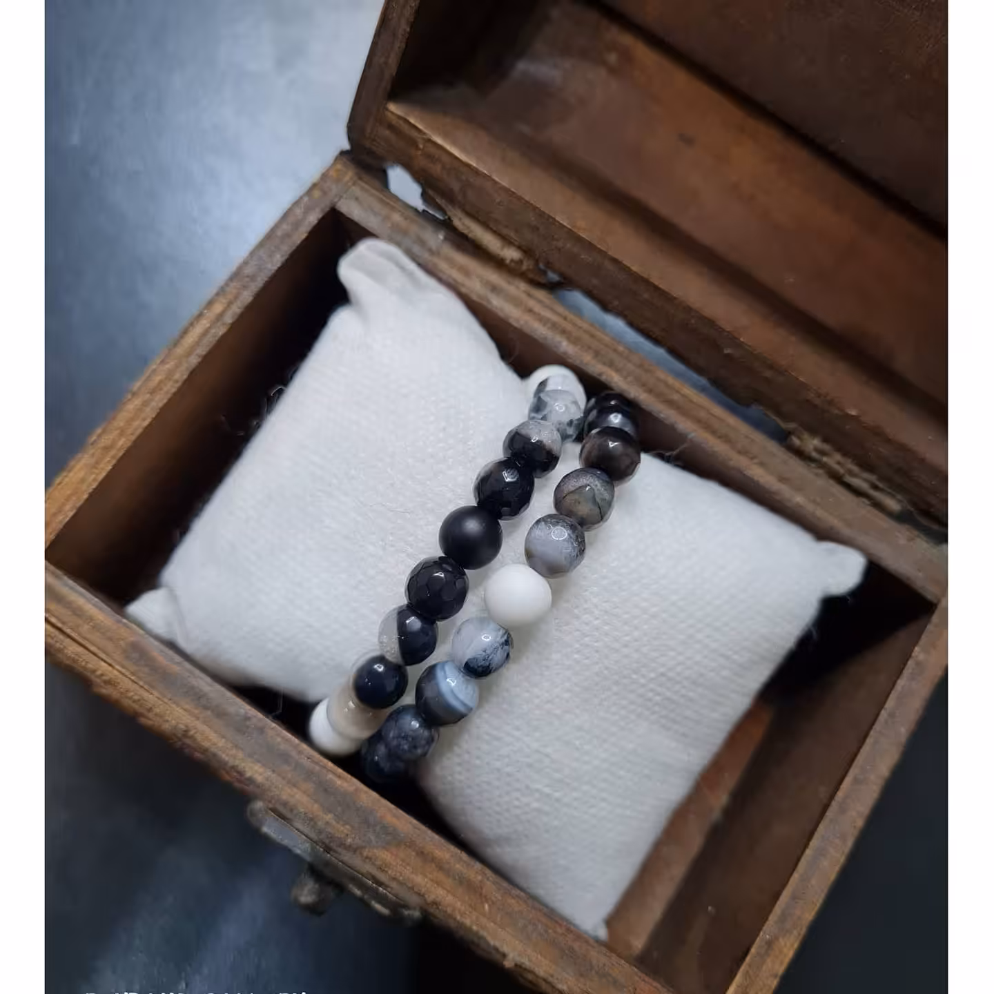 ست دستبند زنانه و مردانه سفید و مشکی تزکیب سنگ های جید و اونیکس