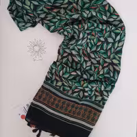 شال نخی طرح برگ منگوله دار 