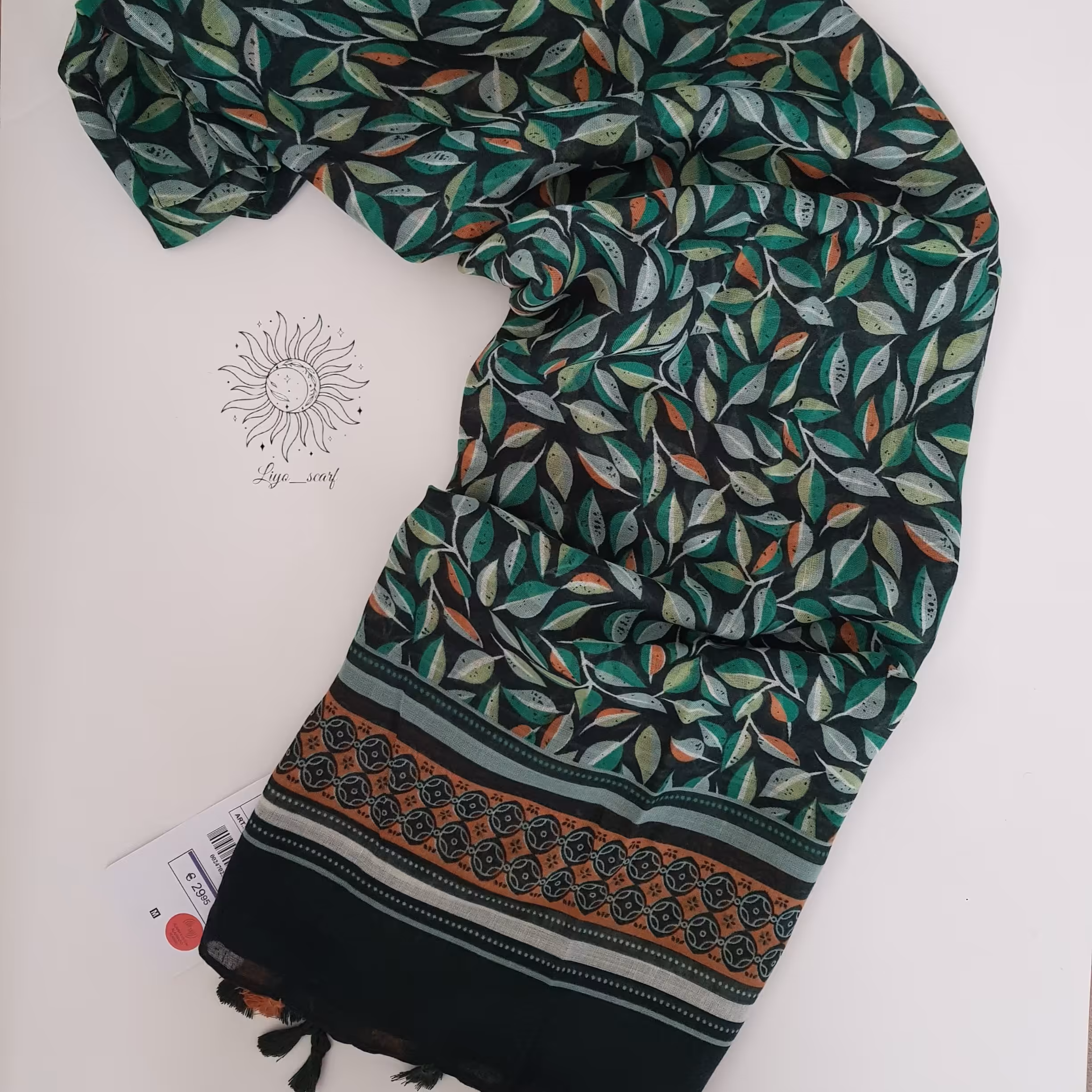 شال نخی طرح برگ منگوله دار 