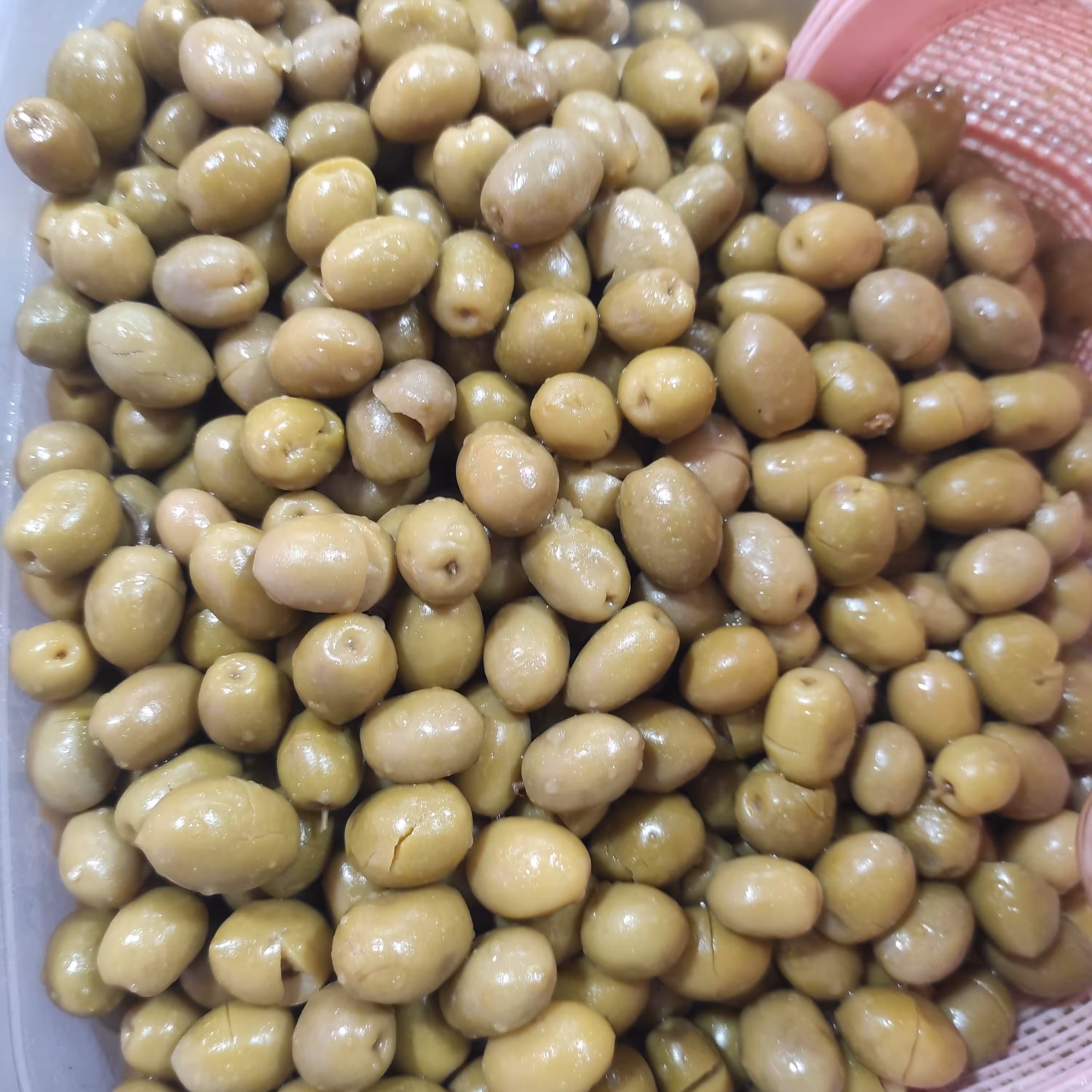 زیتون شکسته متوسط اعلا . روغنی . کیفیت عالی . 