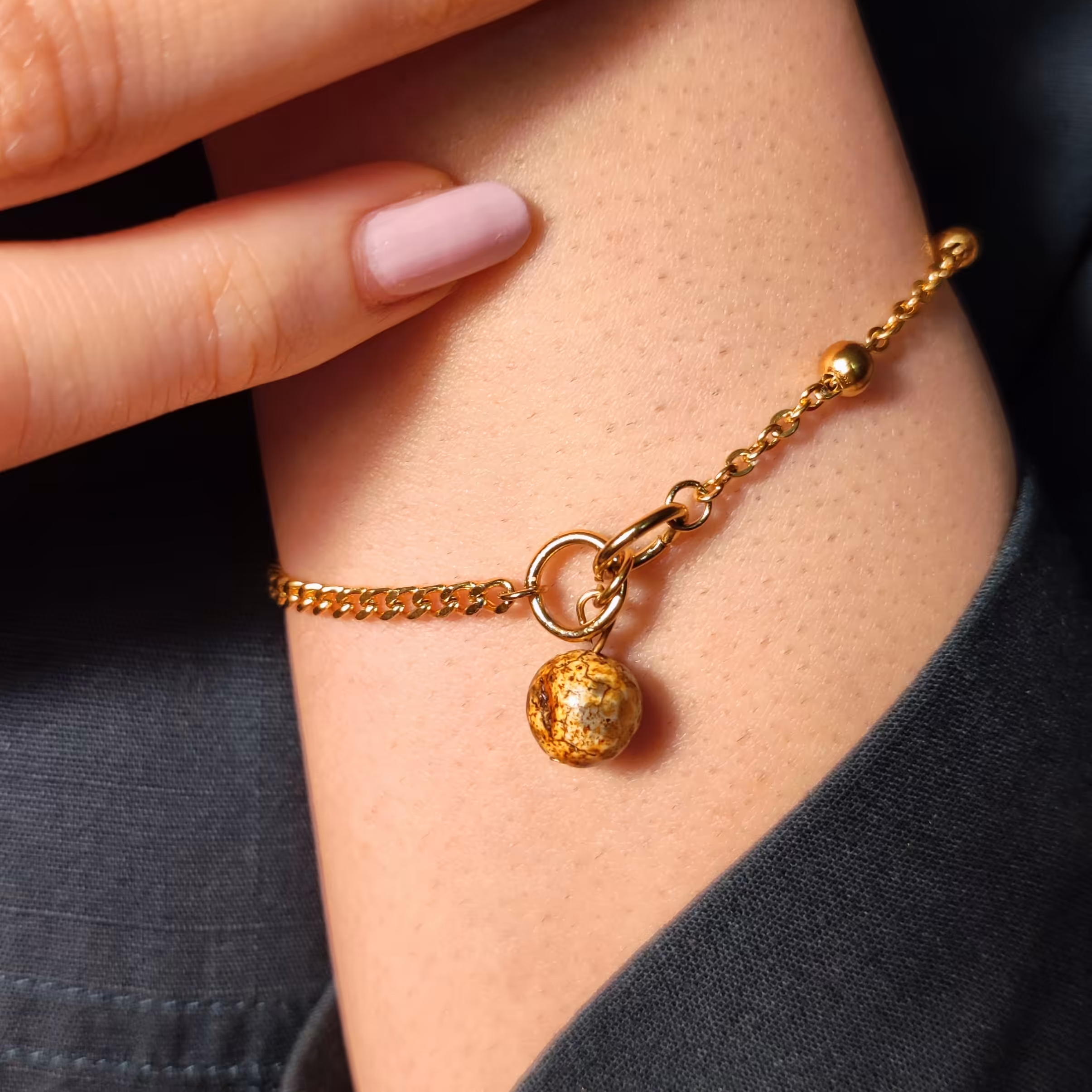 دستبند استیل طلایی با آویز مهره