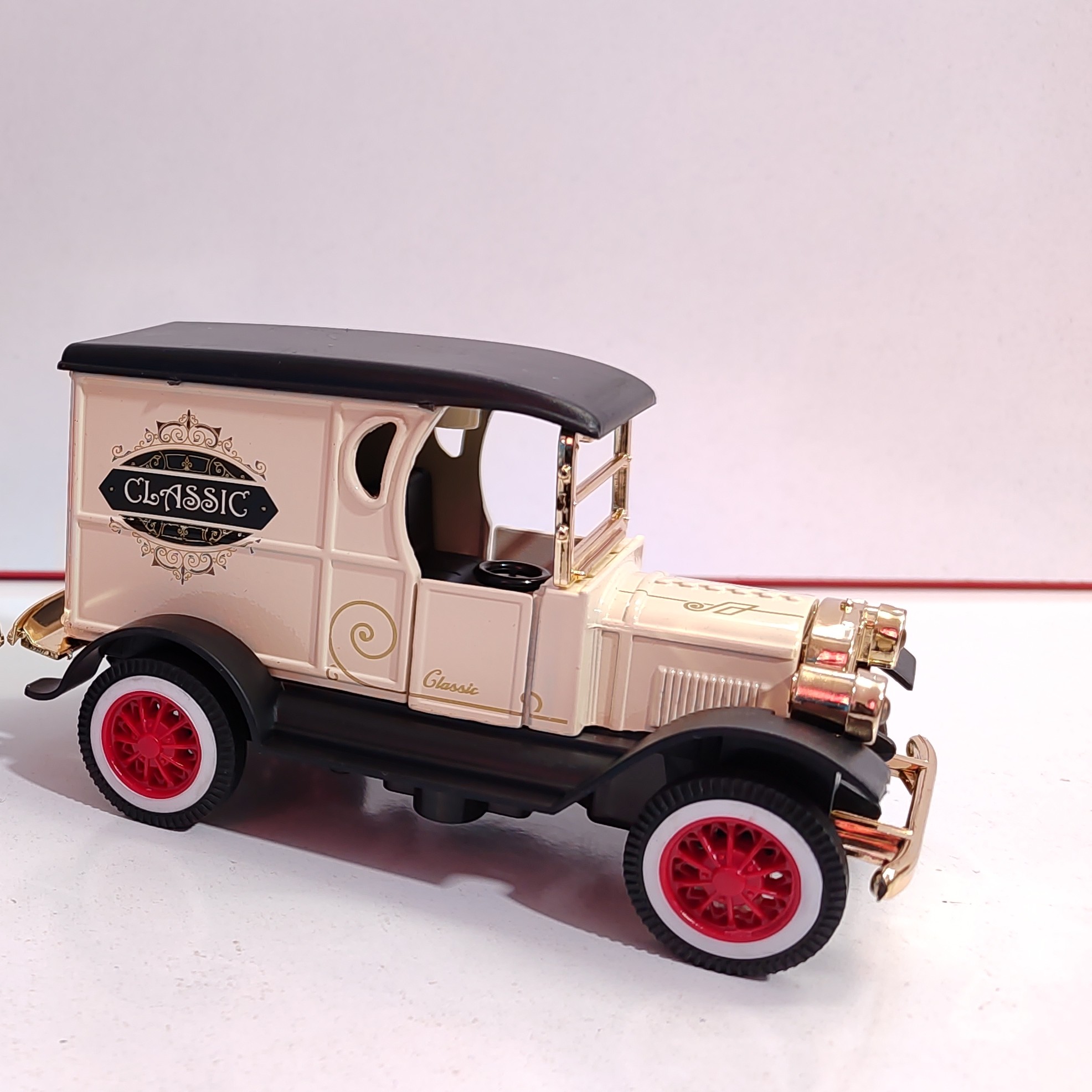 ماشین فلزی کلاسیک قدیمی 