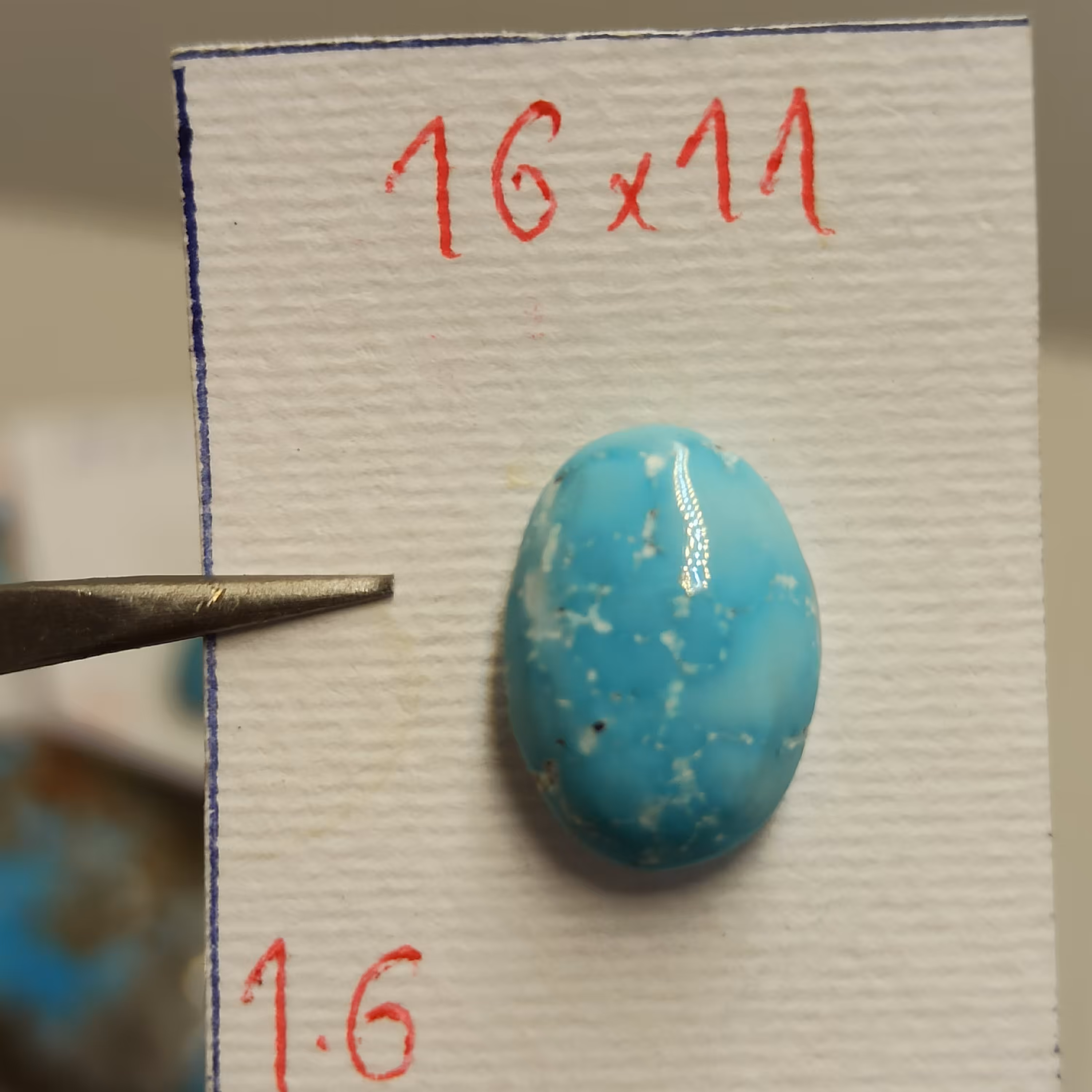 نگین فیروزه رنگ روشن و تمام مغز طبیعی