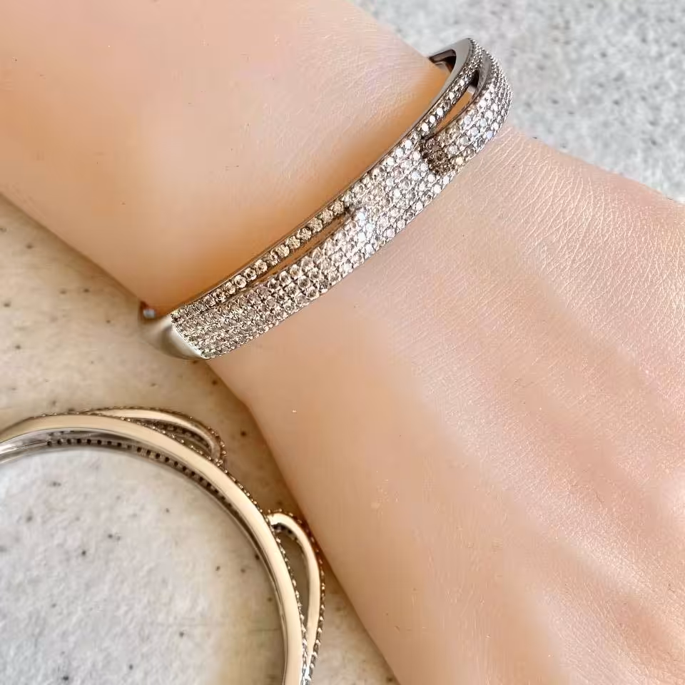 دستبند ژوپینگ برجسته کار شده نگین دار نقره ای