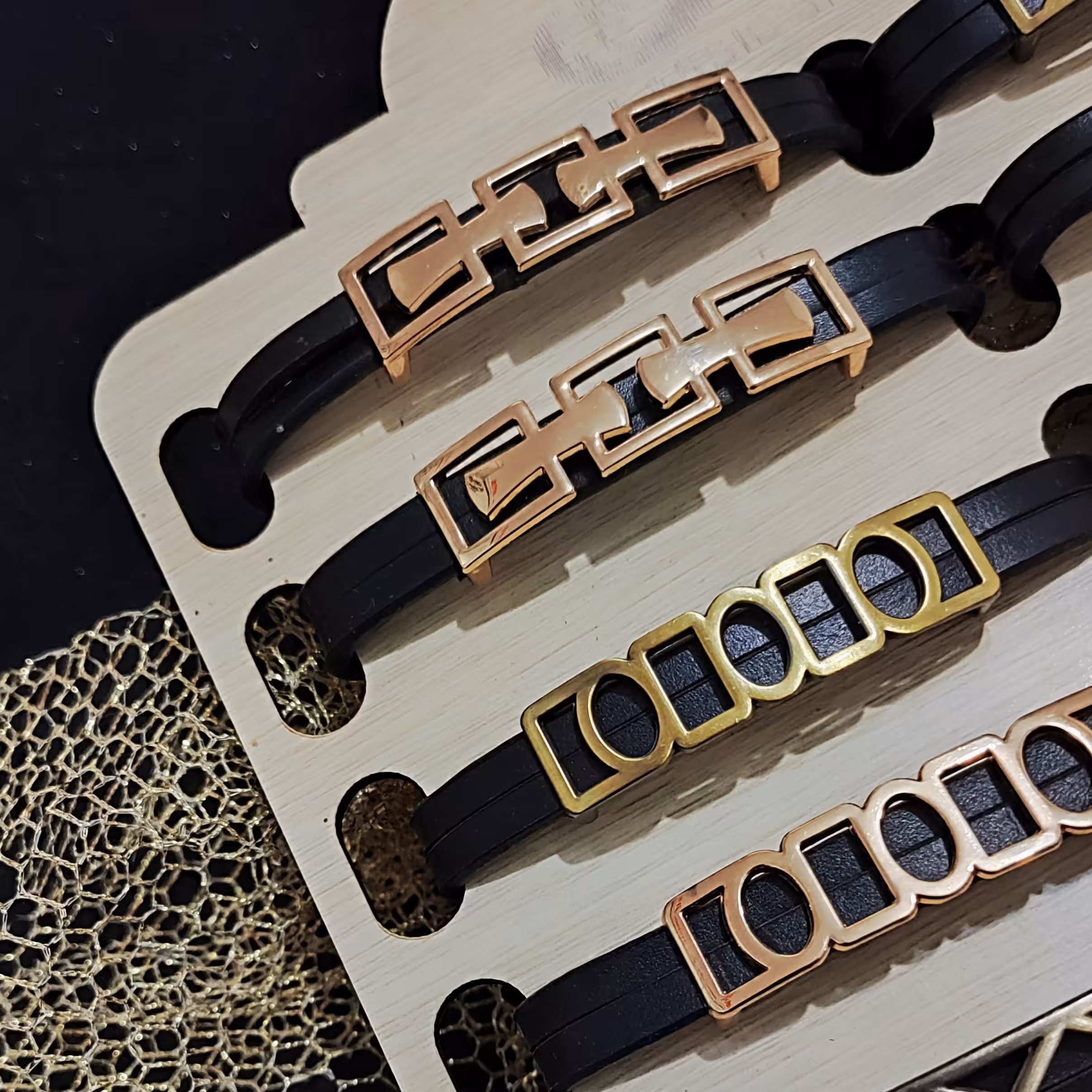 دستبند چرم قهوه ای تیره  اسپورت پلاک دار مناسب برای خانم ها وآقایان