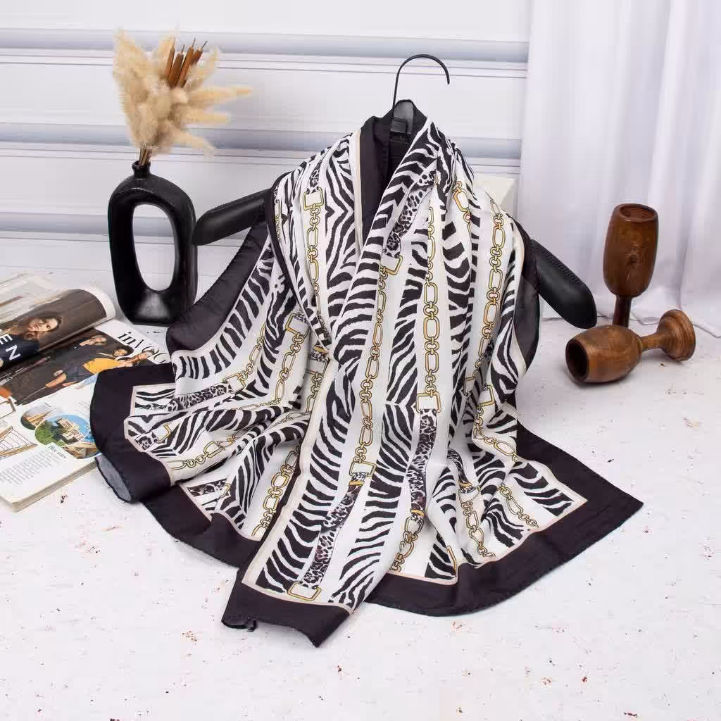 شال سوپرنخ مشکی -سفید-طلایی طرح زبرا پلنگی-زنجیری
