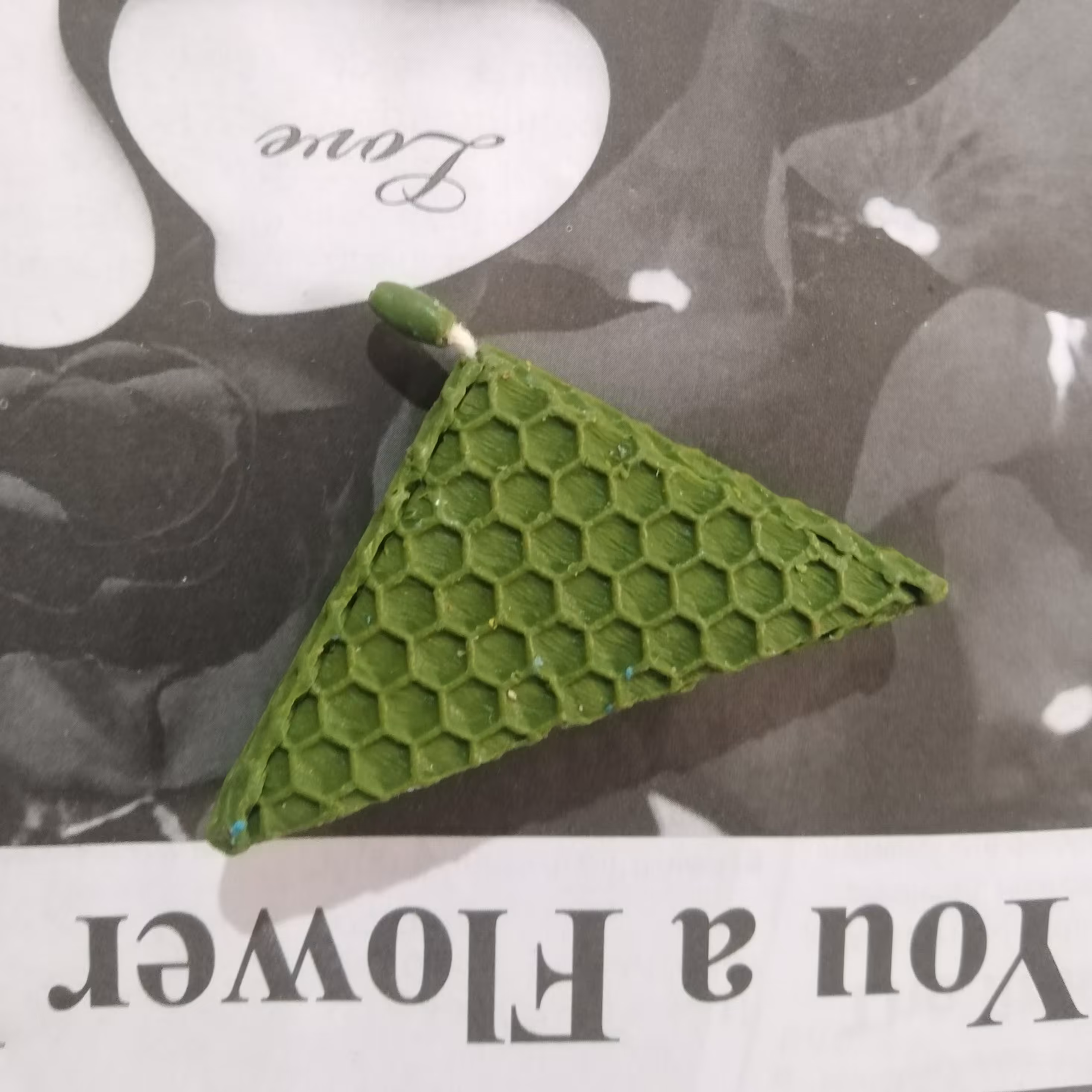 شمع مثلث موم عسل بیزوکس دکور گیفت دکوری دیزاین چیدمان سفرا آرایی