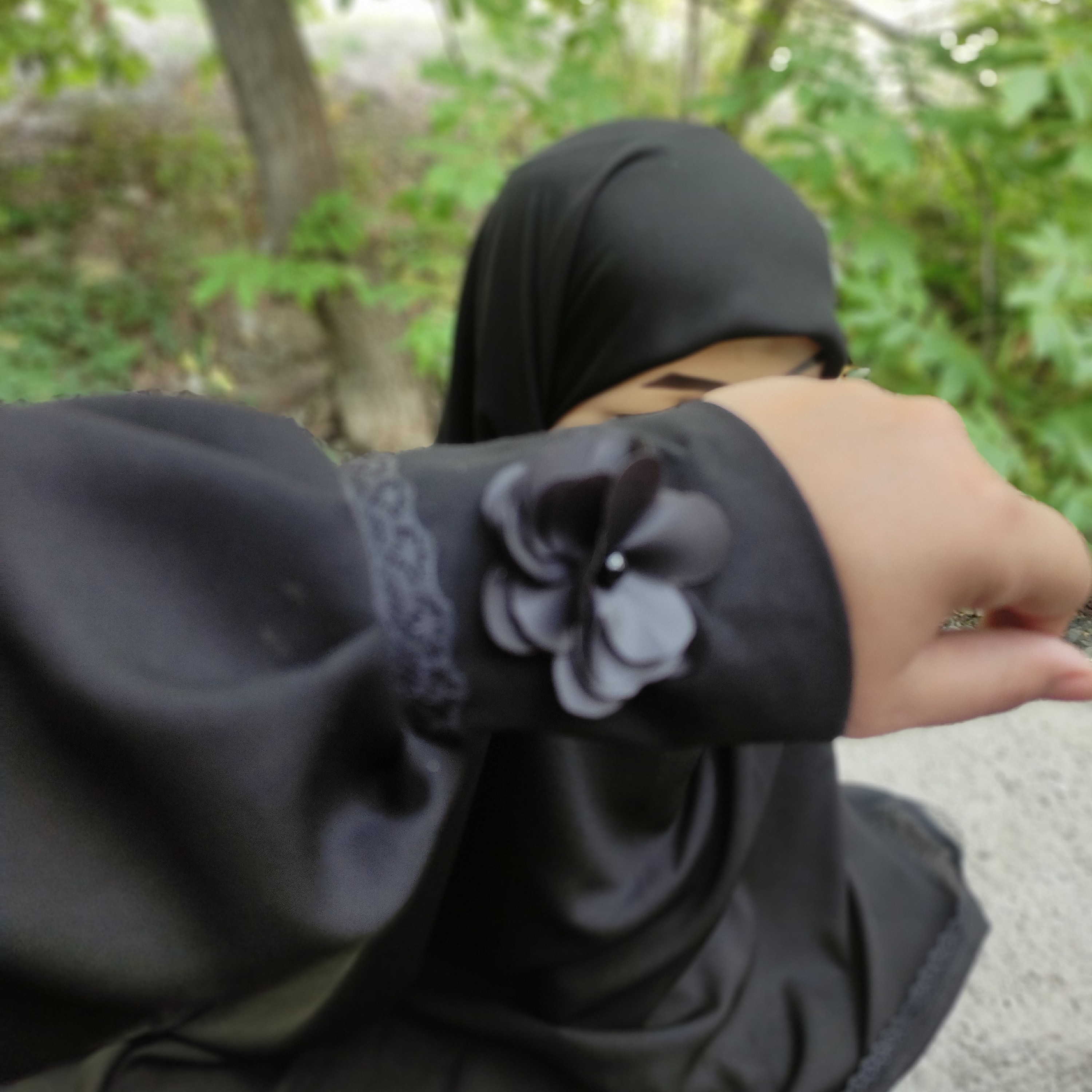 روسری ساقدست مشکی تزیین شده