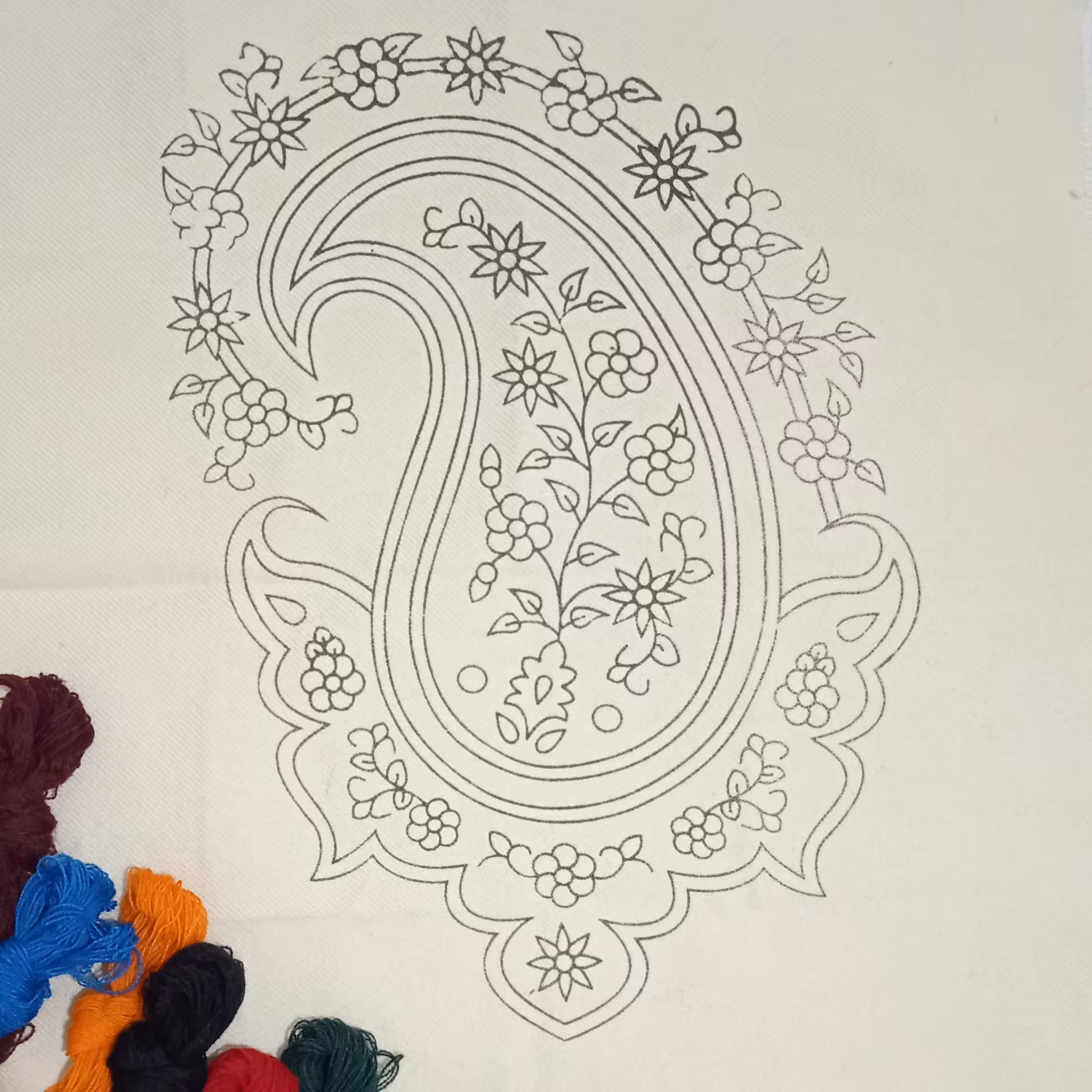 بوته جقه با نخ سنتی خارجی شیمیایی، تابلو پته، پته خام بته جقه سفید طرح دور گل 