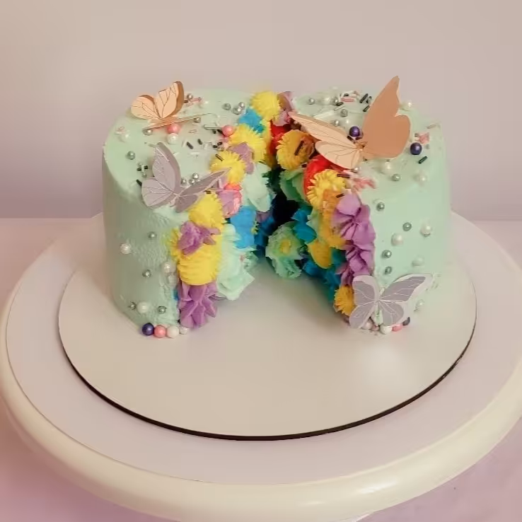 کیک تولد دخترانه لاکچری با تزیین متفاوت و زیبا با فیلینگ موزگردو 