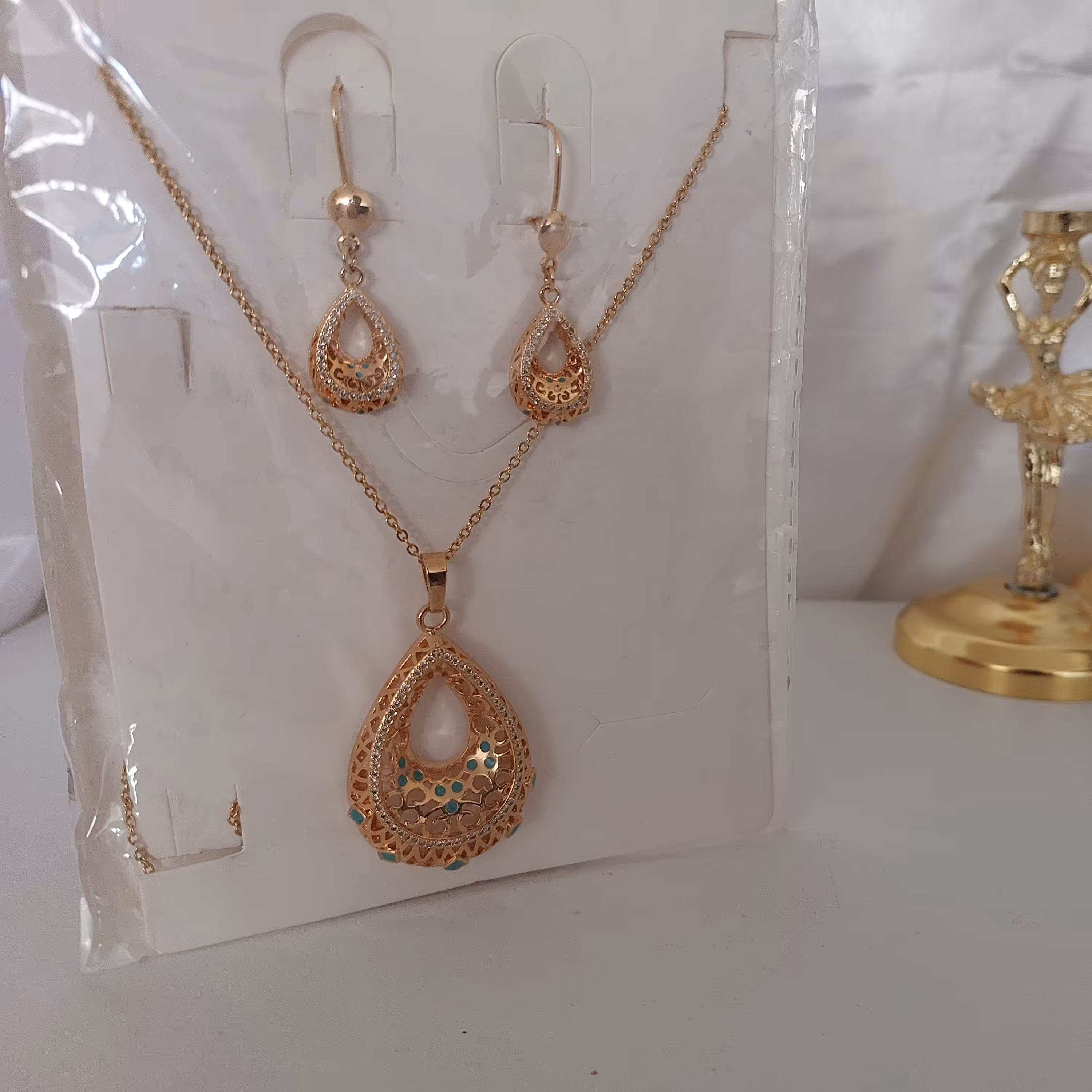 نیم ست شیک طلایی با نگین و فیروزه طرح اشک 