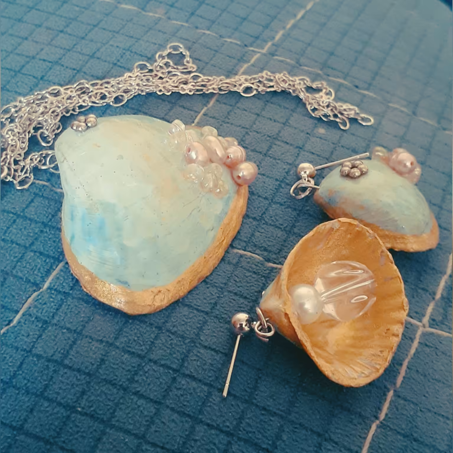 نیم ست گردنبند و گوشواره صدفی، یا رنگ آبی آسمونی ش و تزئین مروارید ش، بسیار آرامش بخش و دلنشینه 