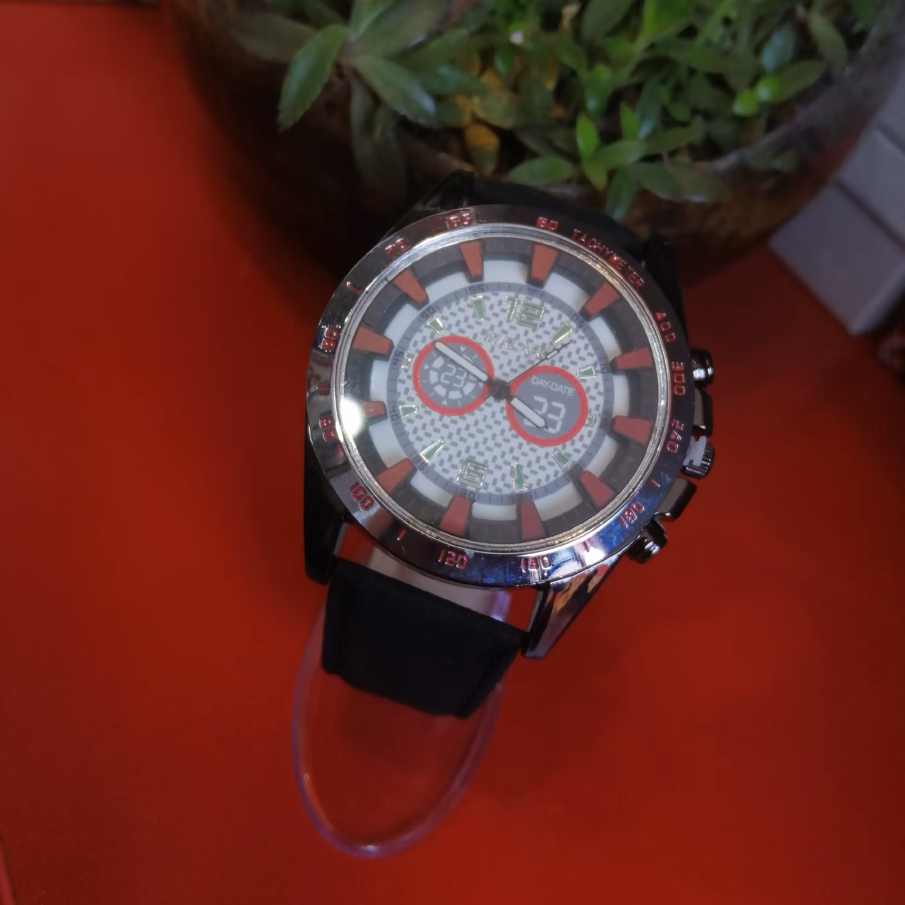 ساعت عقربه ای  مردانه برند والار رنگ  پس زمینه قرمز وسفید