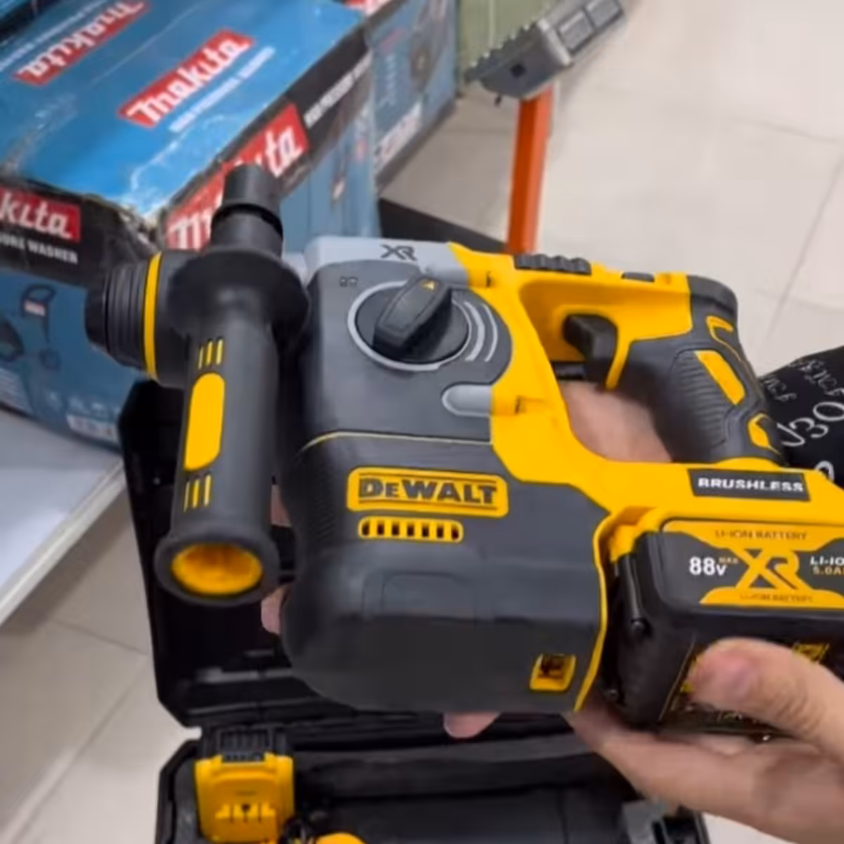 بتن کن شارژی دیوالت
دو کاره
4 کیلو
موتور براشلس
4 شیار
88 ولتی
دو باتری
