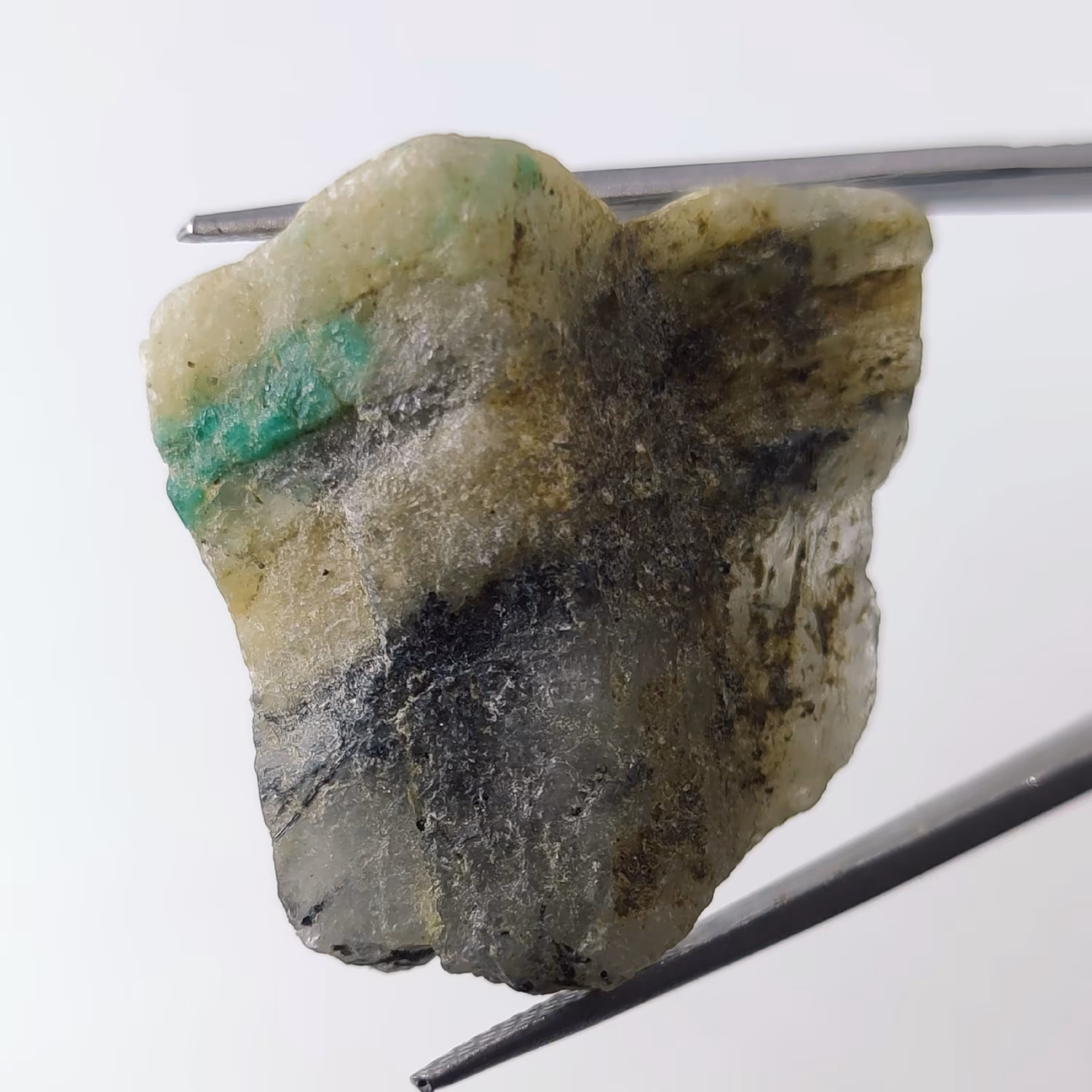 راف سنگ زمرد معدنی قرار گرفته در بستر             