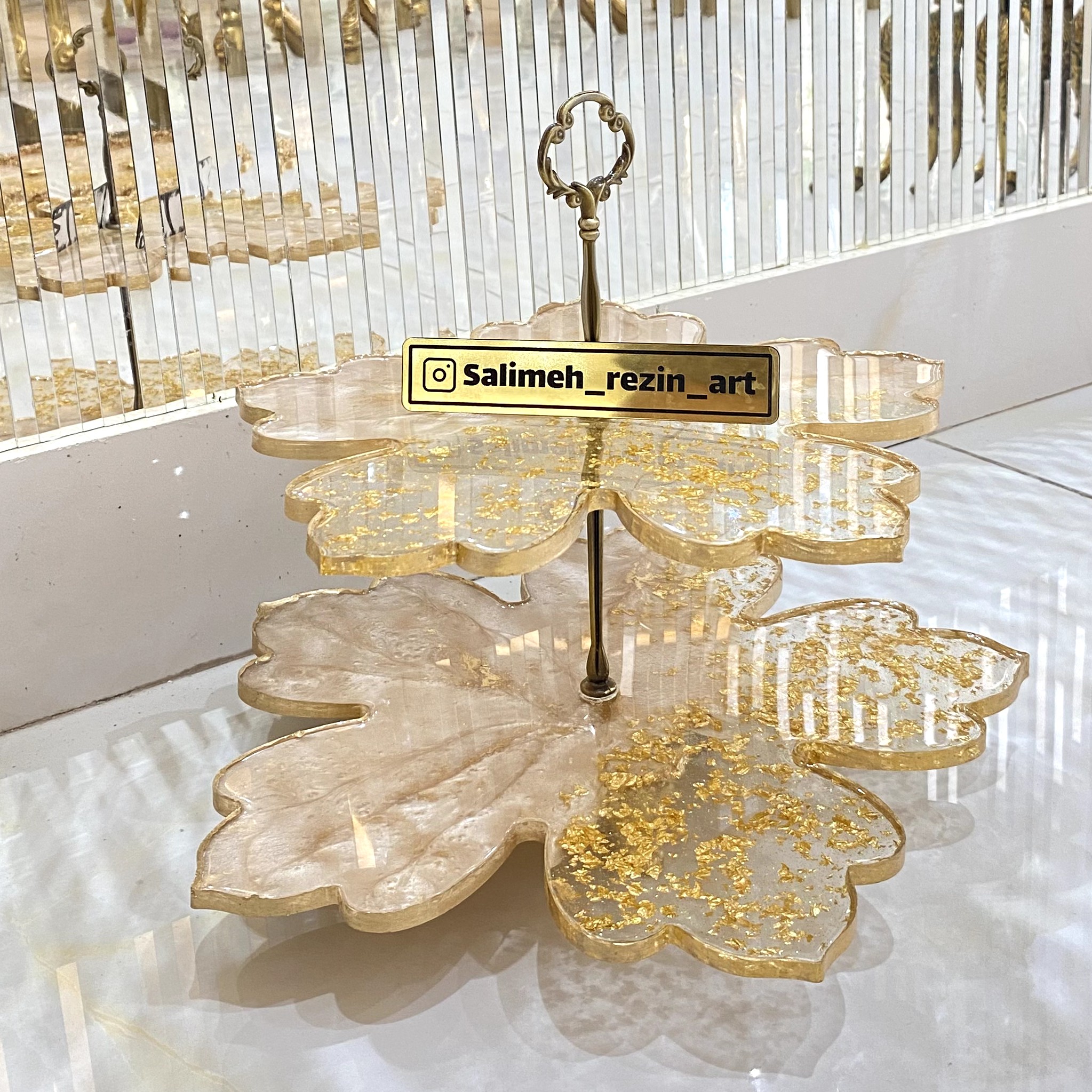 شیرینی خوری دوطبقه طرح گلبرگ ،اندازه طبقات 35و30،رنگ عسلی طلایی