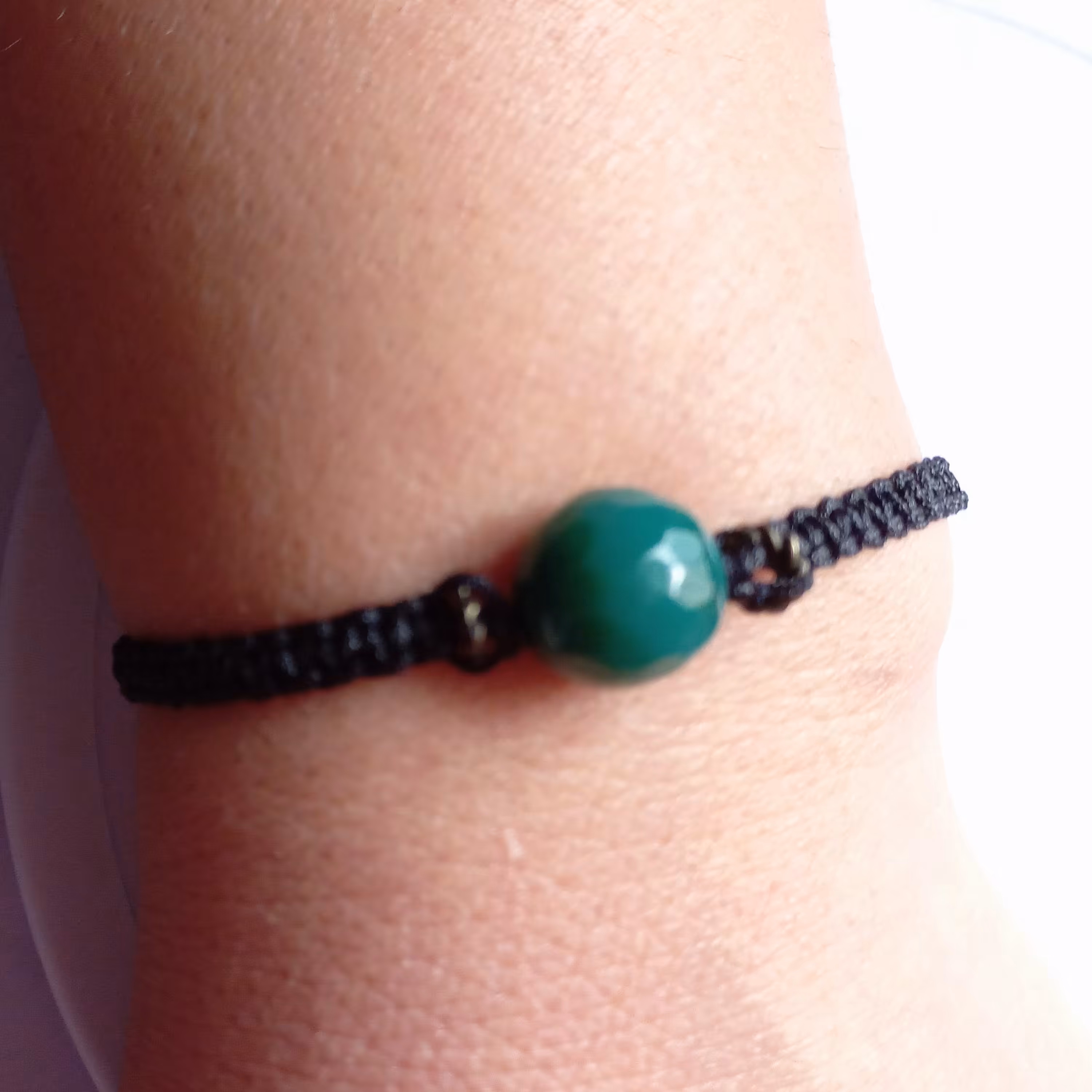 دستبند بافت همراه با تک مهره ی عقیق 