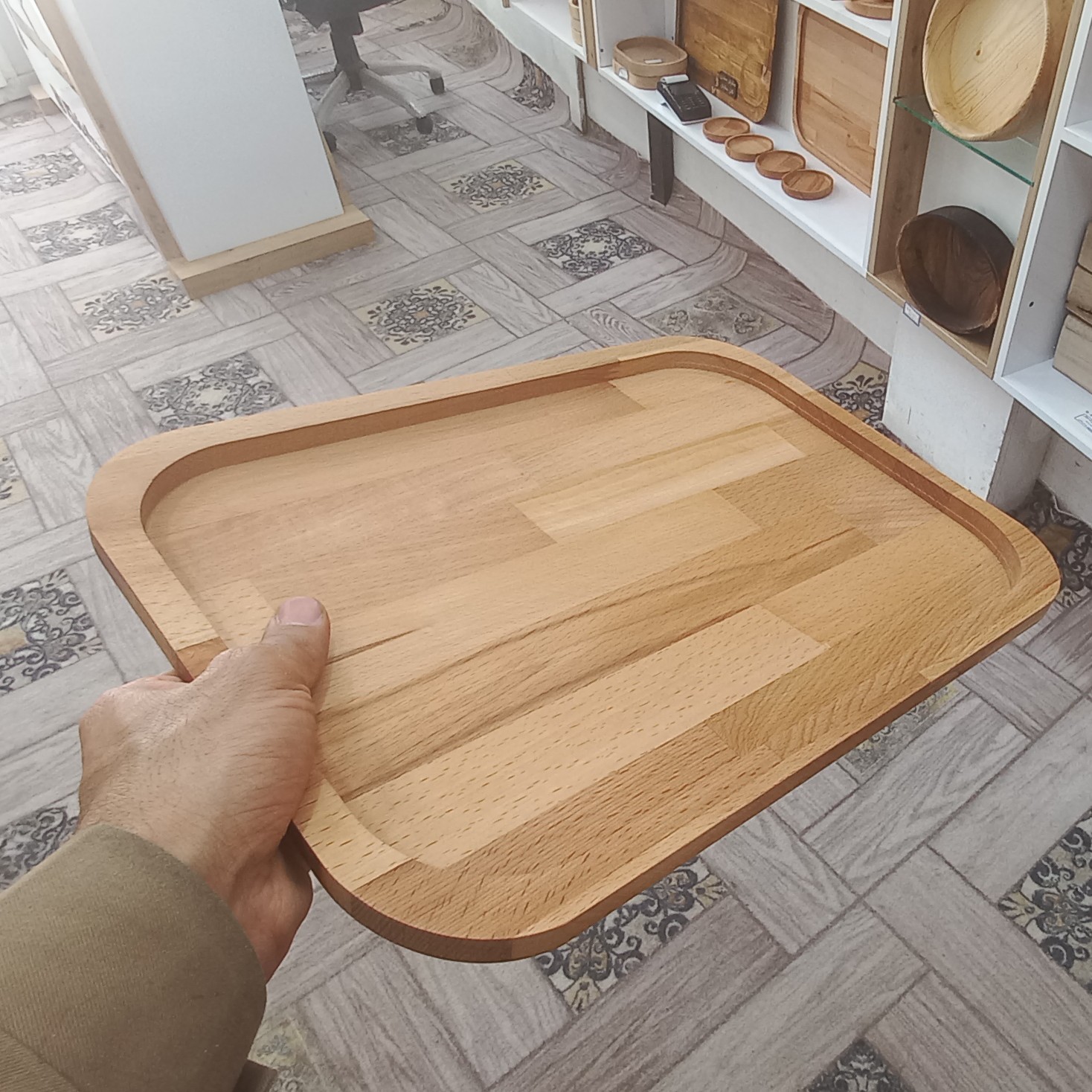 سینی تمام چوب راش.کاملا ابگریز شده با روغن مخصوص.دستگیره رو به سفارش مشتری نصب میکنیم (پس کرایه)