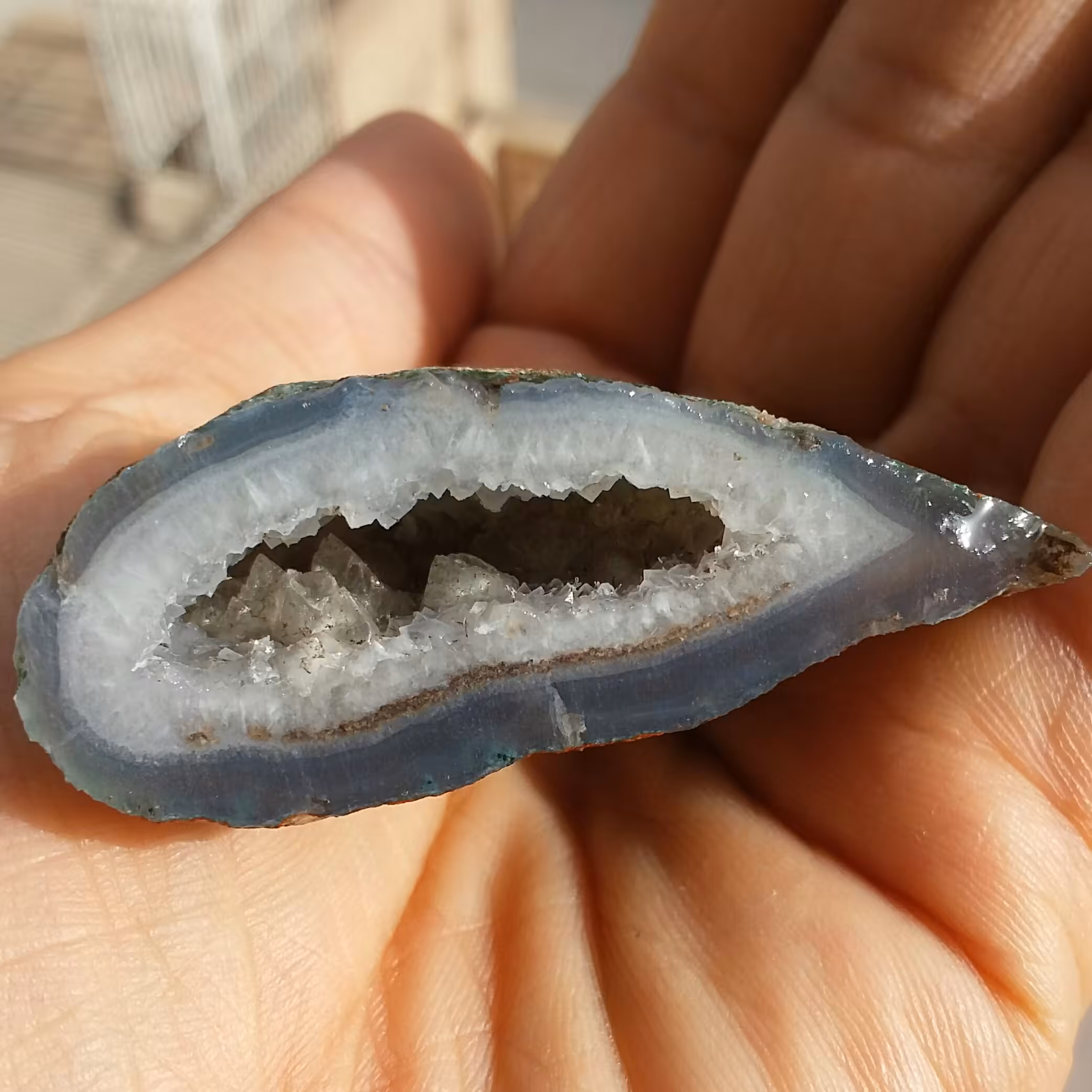 اسلایس سنگ راف عقیق توپی توخالی پر بلور محشر 100 در 100 طبیعی شاااهکار خلقت
نمونه ای تکرار نشدنی خاااص محشششر
