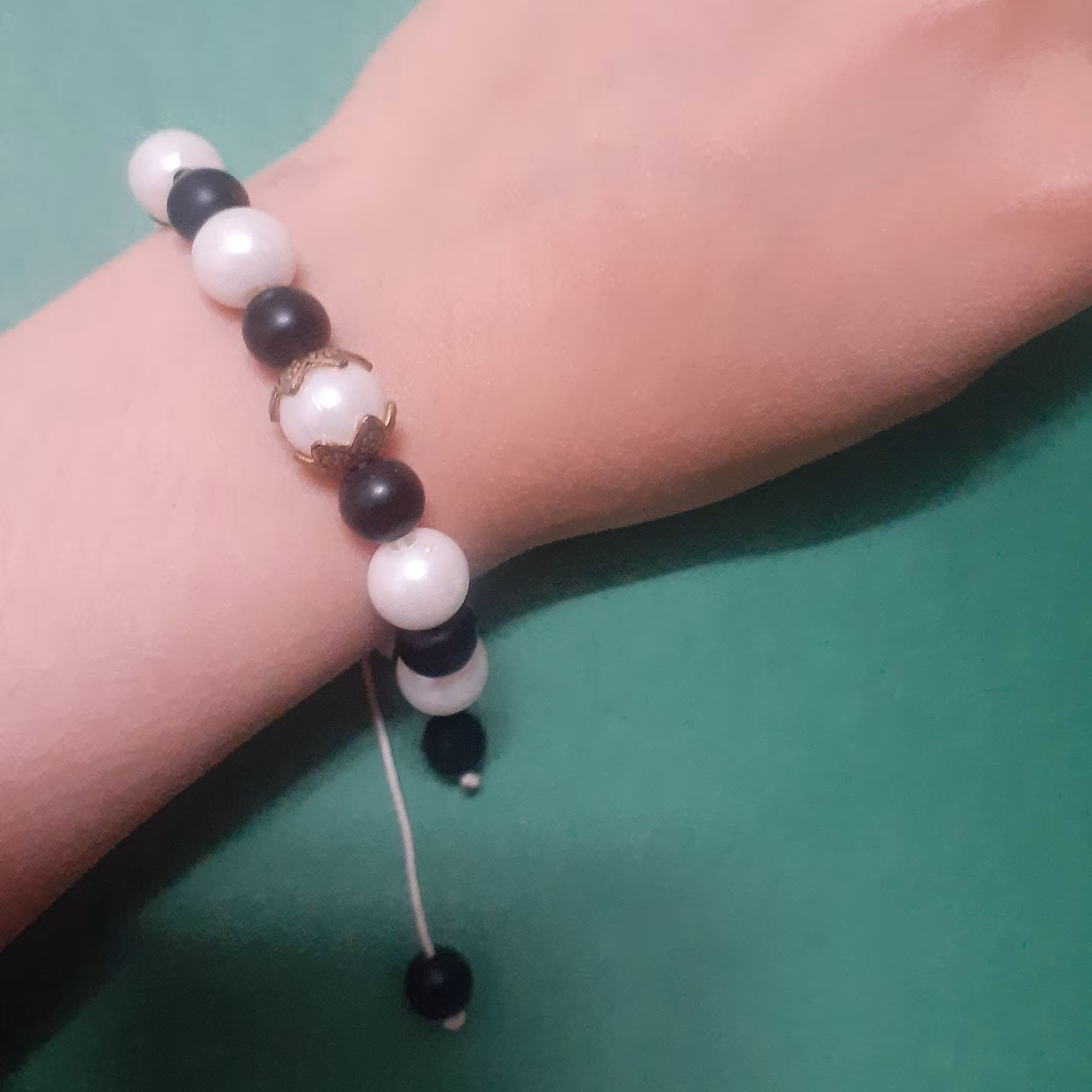 دستبند سفید و مشکی بافت آسانسوری خیلی زیبا فری سایز 