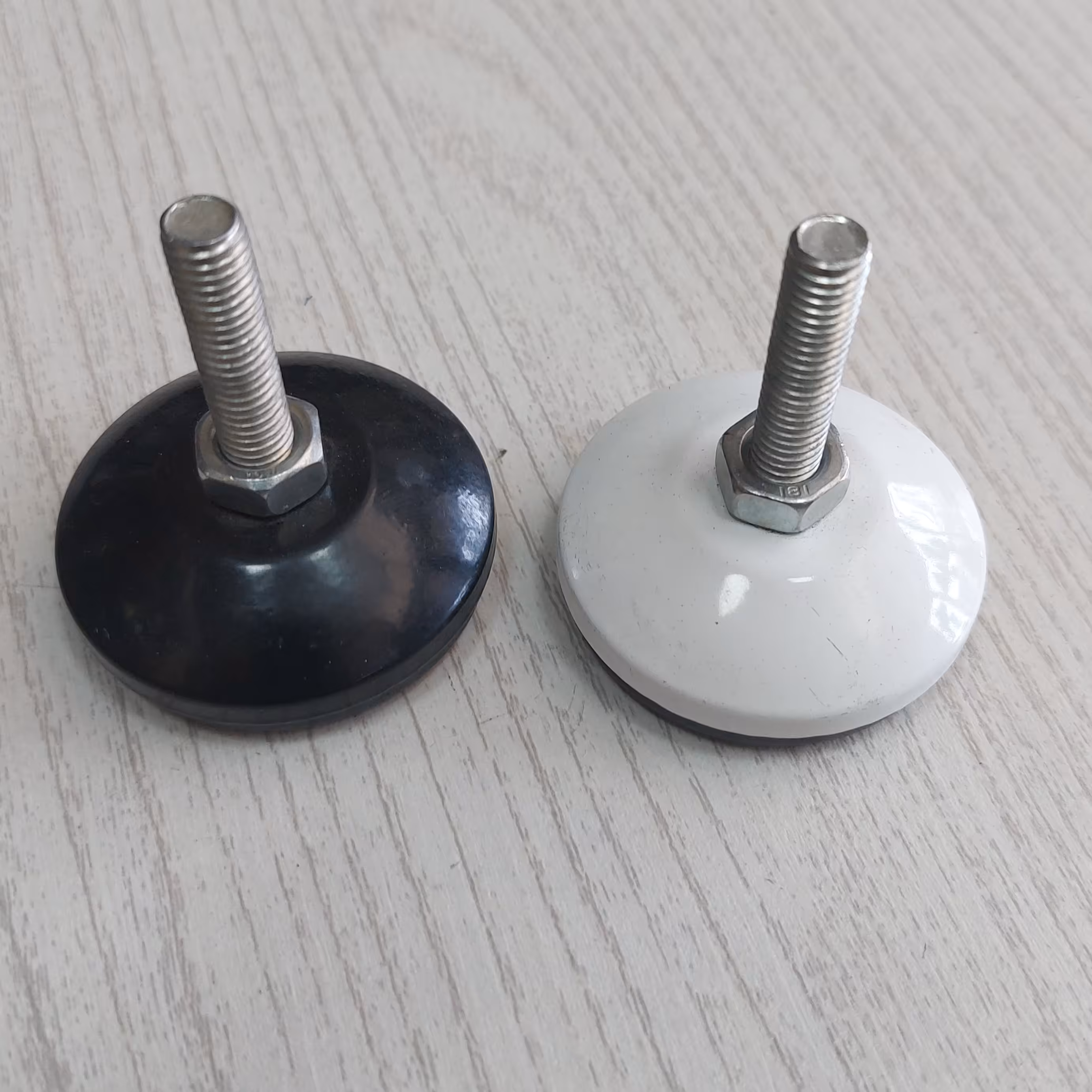 پایه فلزی کفی PVC قطر پیچ 10 رنگ مشکی - سفید