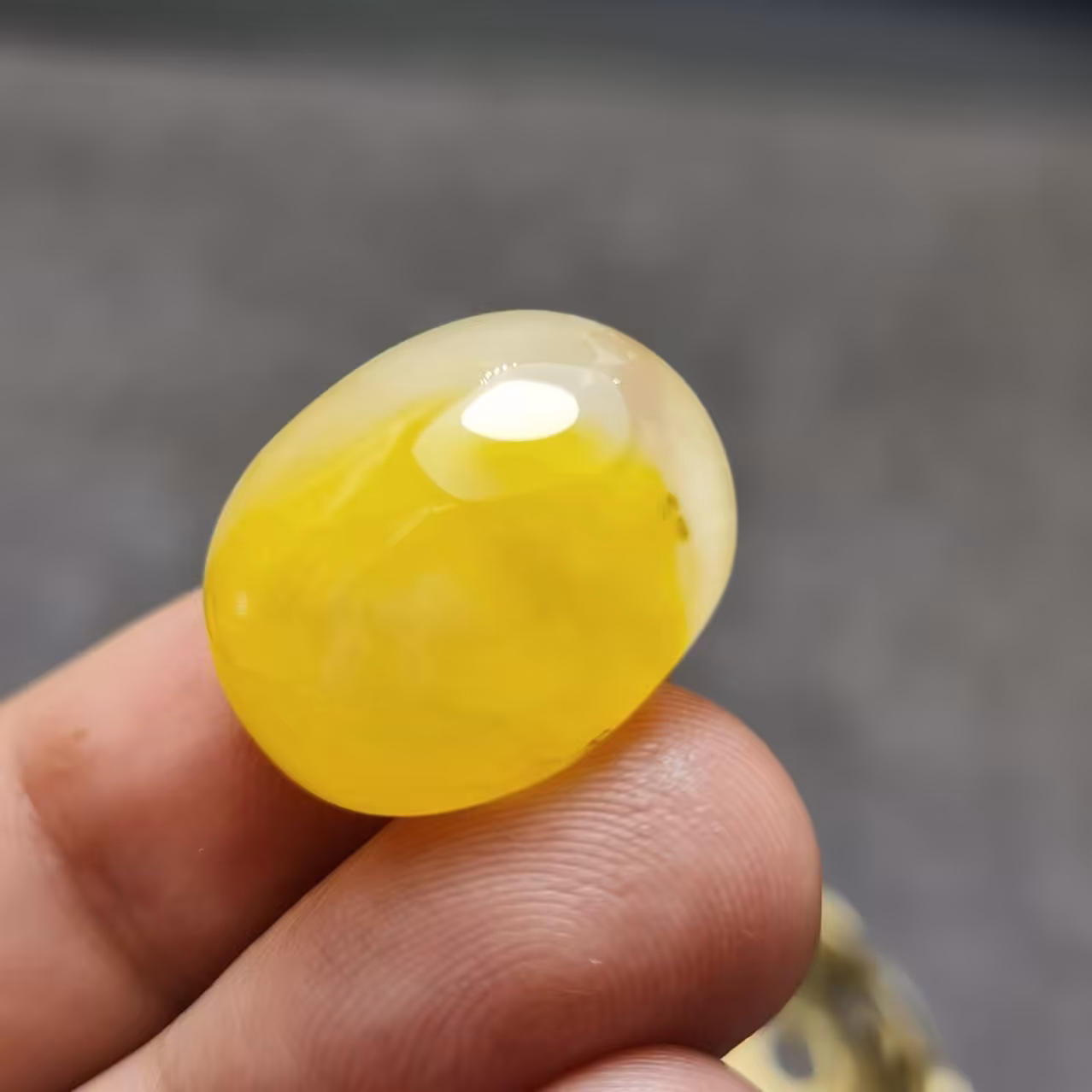  نگین فوق العاده زیبای سنگ صد درصد طبیعی کوارتر زرد بسیار خاص اصل معدنی 
کد  27800