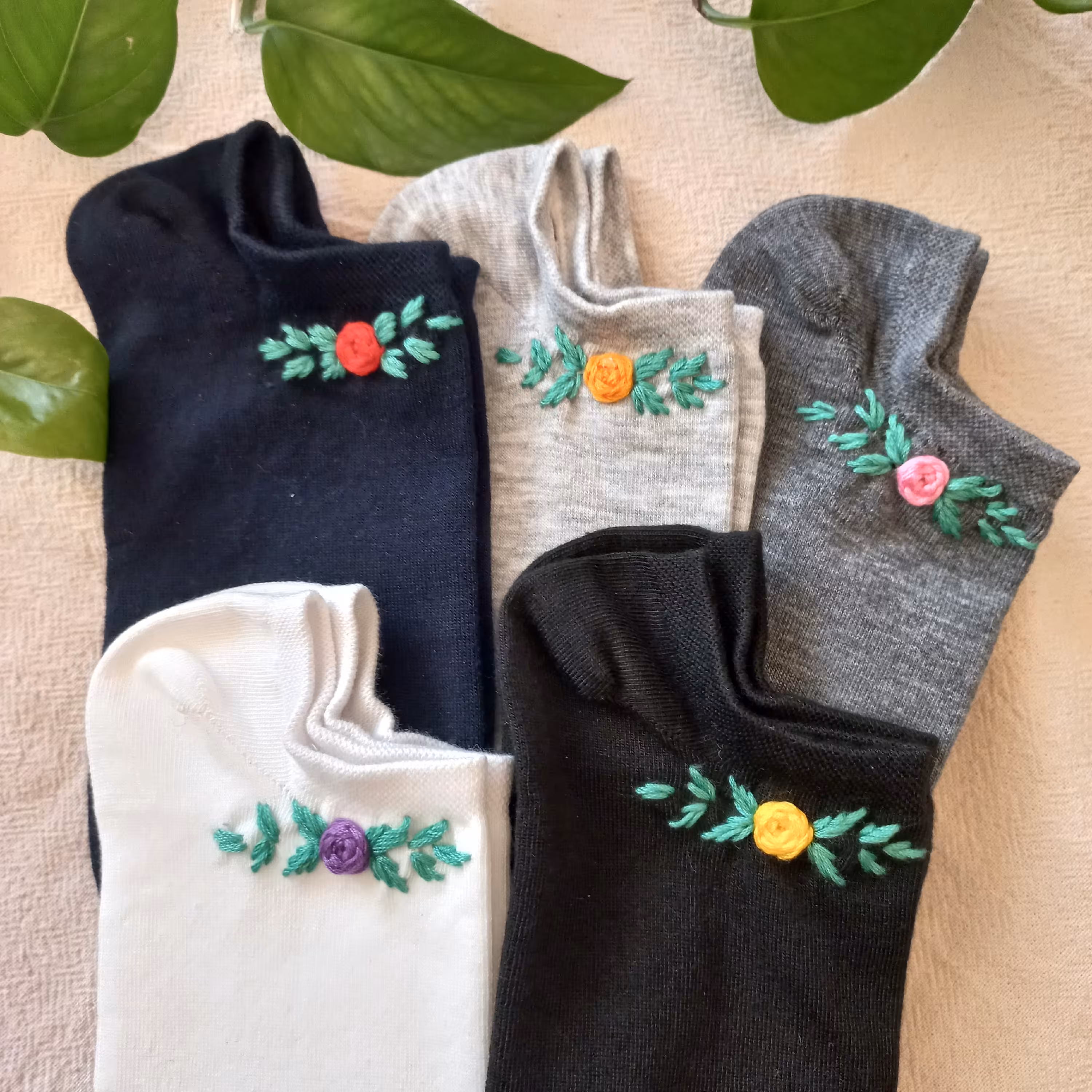 جوراب گلدوزی دستی