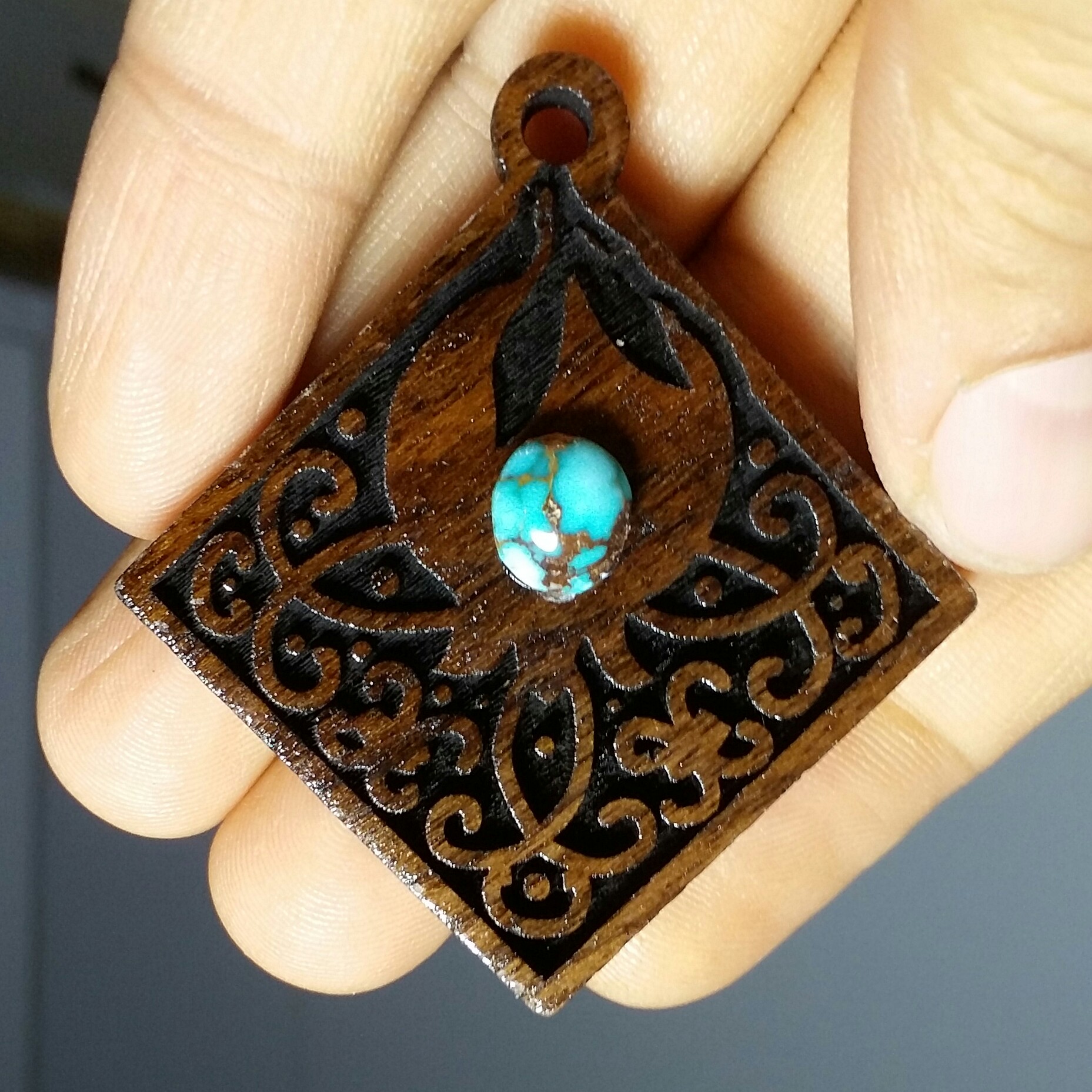 گردنبند ( رومانتویی ) چوب و نگین سنگ فیروزه بسیار شیک و خاص و پر انرژی کد11184