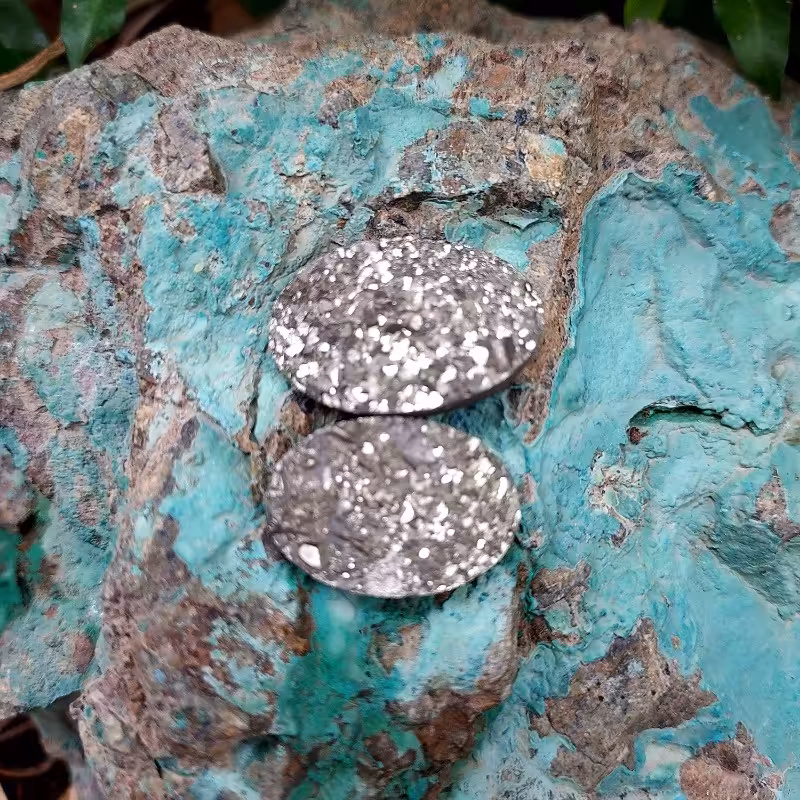 دو عدد نگین پیریت طبیعی تراش بیضی درخشش زیاد مناسب انگشتر یا آویز وزن 3.2 گرم و 4.2 گرم 