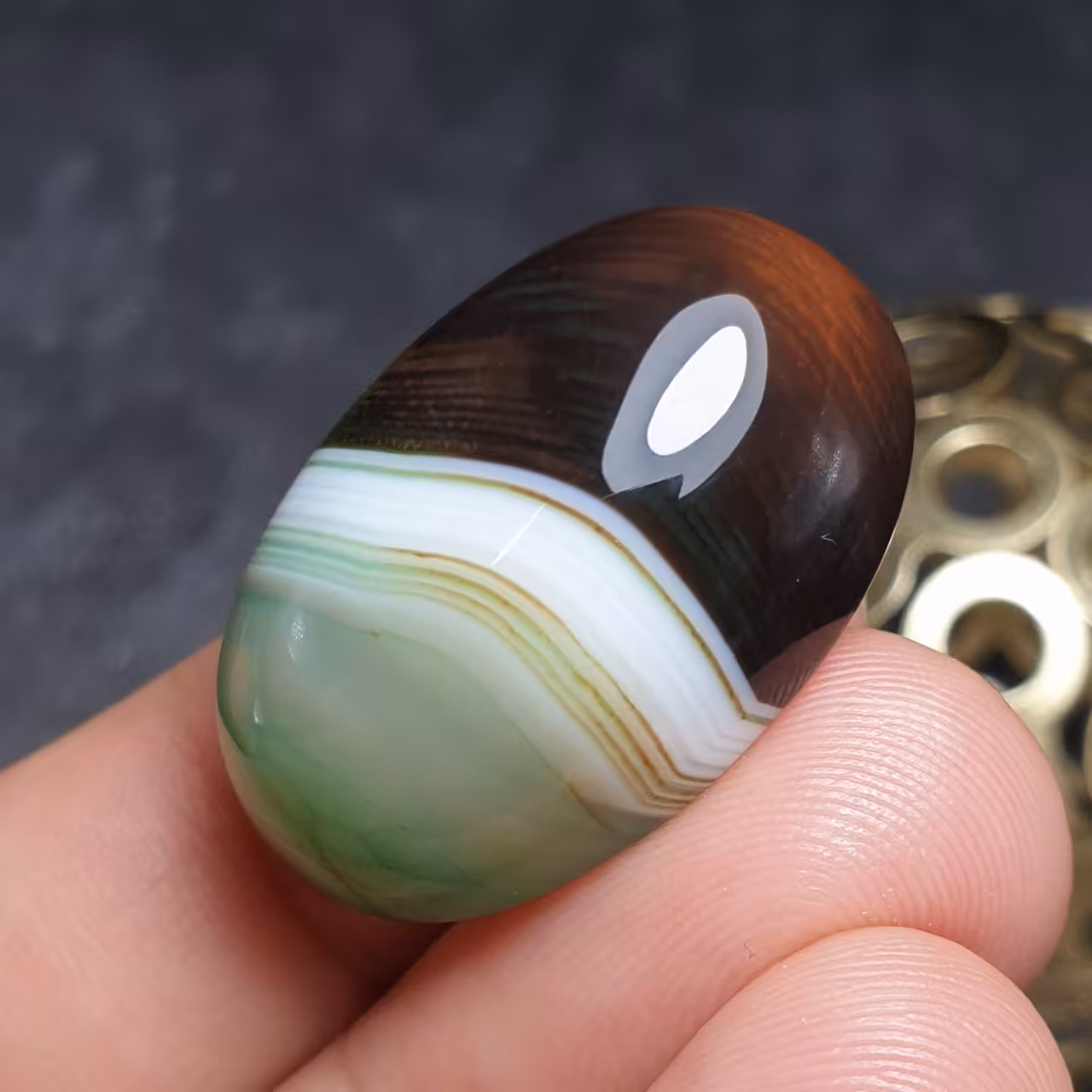 نگین درشت زیبای سنگ عقیق سلیمانی پرچمی بسیار خاص اصل معدنی
کد 28782
